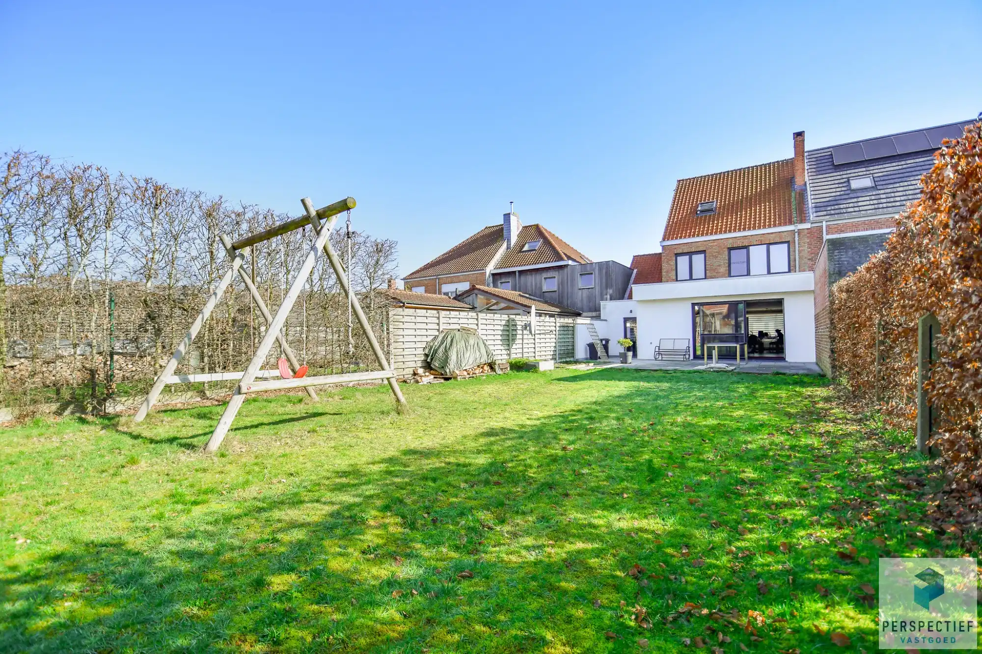 Ruime gerenoveerde woning met 4 slpk, grote tuin en garage foto 2