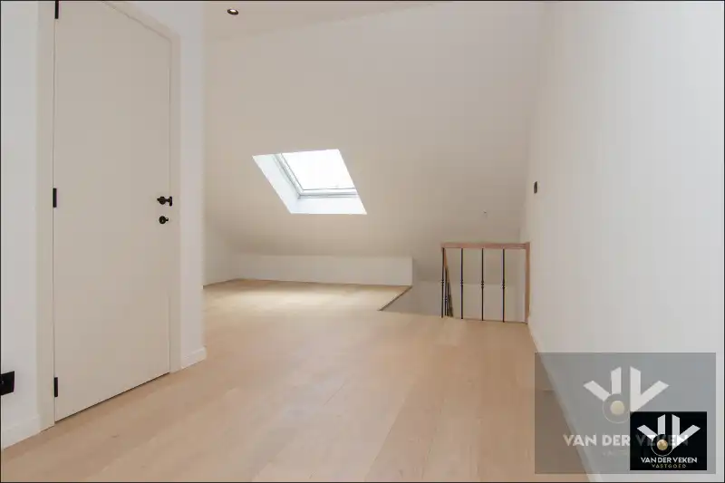 Volledig gerenoveerde, instapklare en energiezuinige rijwoning met 4 slaapkamers, 2 badkamers, zonnig terras, omheinde tuin en toegang achteraan net buiten de Grote Ring van Hasselt. foto 18