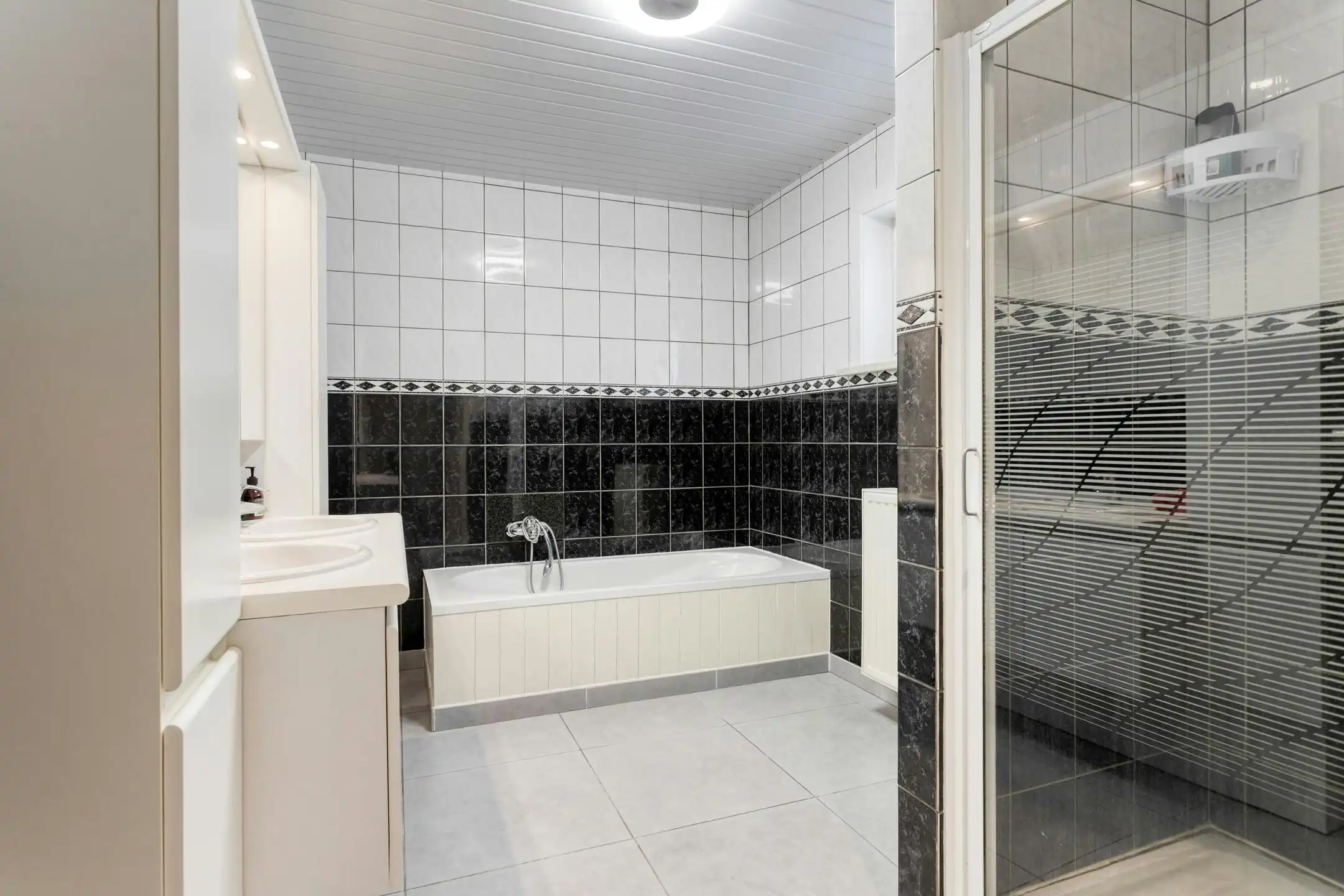 Instapklare gezinswoning met gezellige tuin in Roeselare foto 9