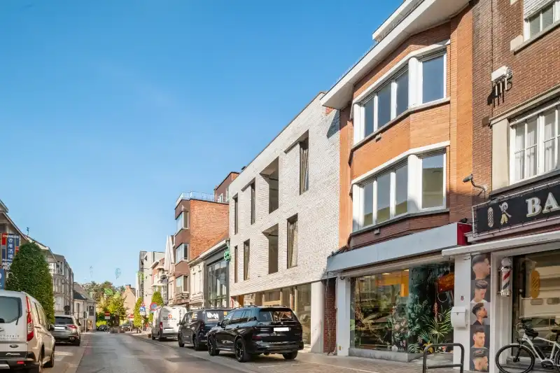 Roeselare-Manestraat. Multifunctioneel handelspand : gelijkvloerse handelsruimte met etalage en + 3 verdiepingen appartement / extra workspace.  Dichtbij de markt en alle parkeerplaatsen. foto 3