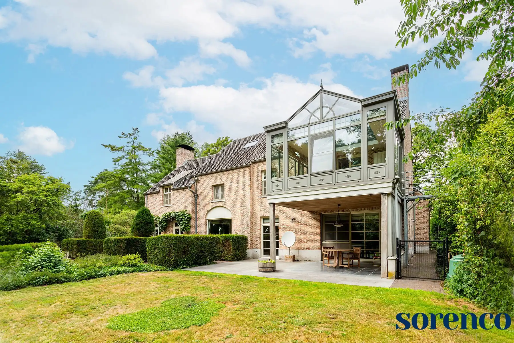 Exclusieve villa in een rustige groene wijk op een perceel van 3.676 m². foto 3