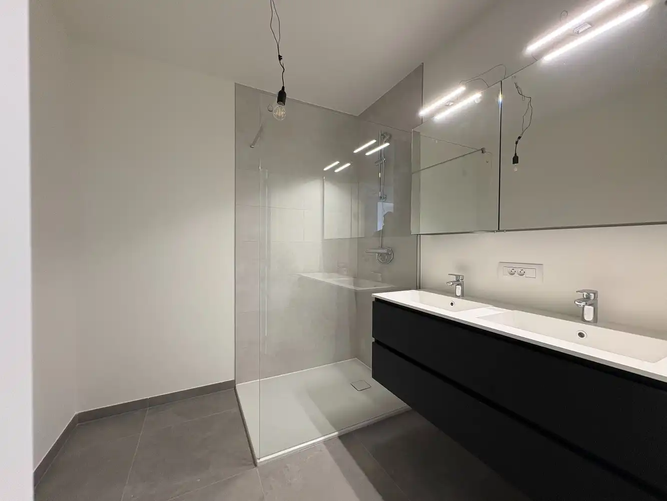 Nieuwbouwwoning met drie slaapkamers + carport foto 8