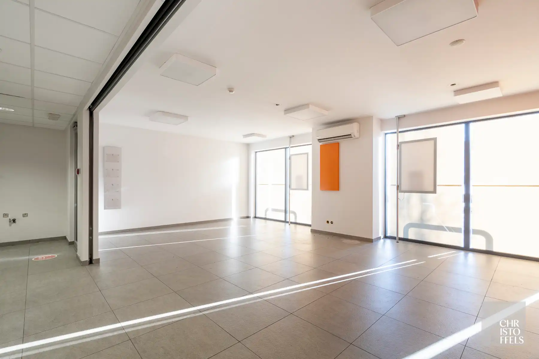 TE HUUR - Commerciële ruimte (271m²) mét parkeergelegenheid op een strategische locatie in Lanaken! foto 4