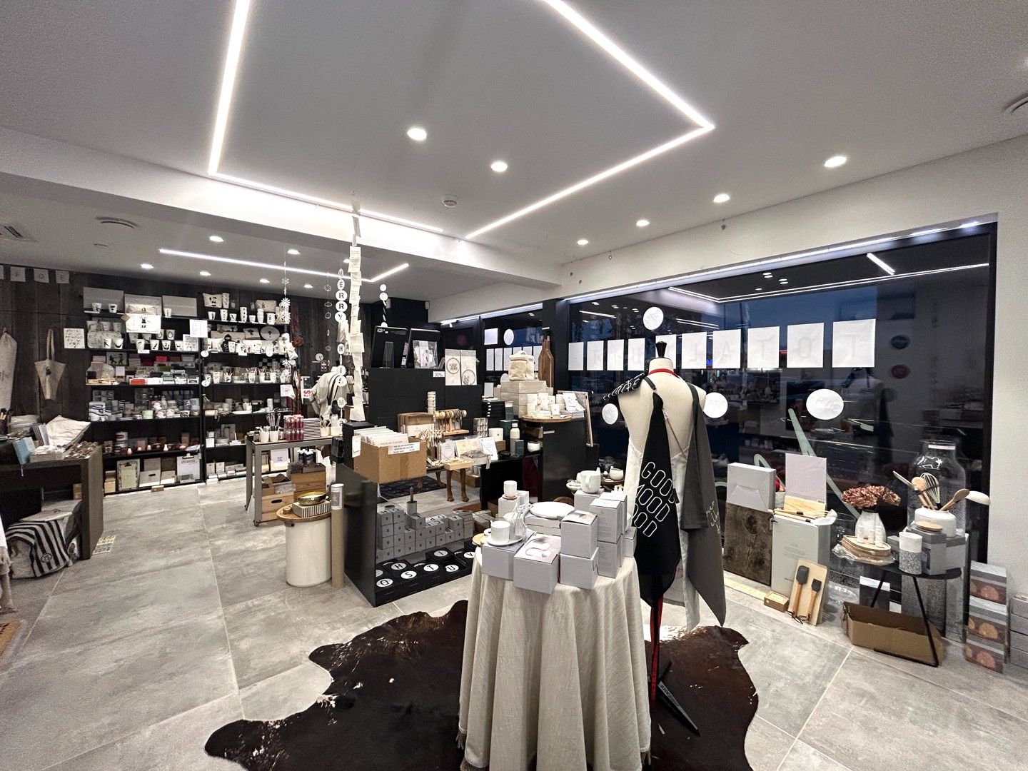 Ruim handelspand op commerciële topligging te Tielt! foto 5