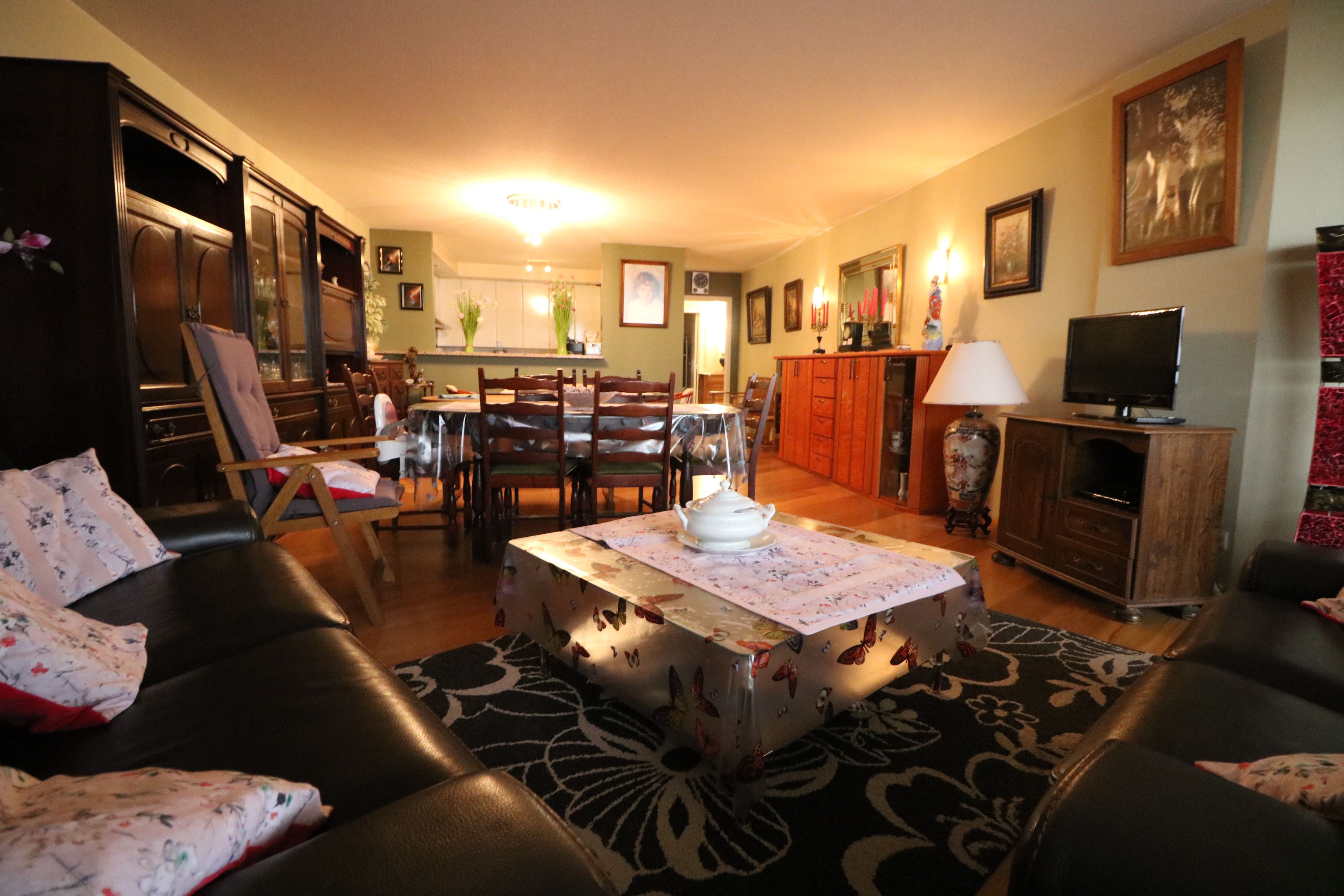 Zeer ruim (115 m²) 2-slaapkamerappartement met 2 badkamers en frontaal zeezicht. foto 2