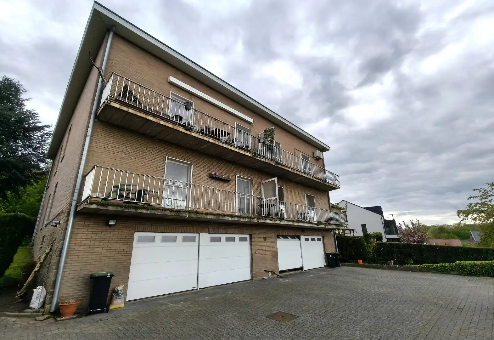 GELIJKVLOERS APPARTEMENT MET GARAGE foto 13