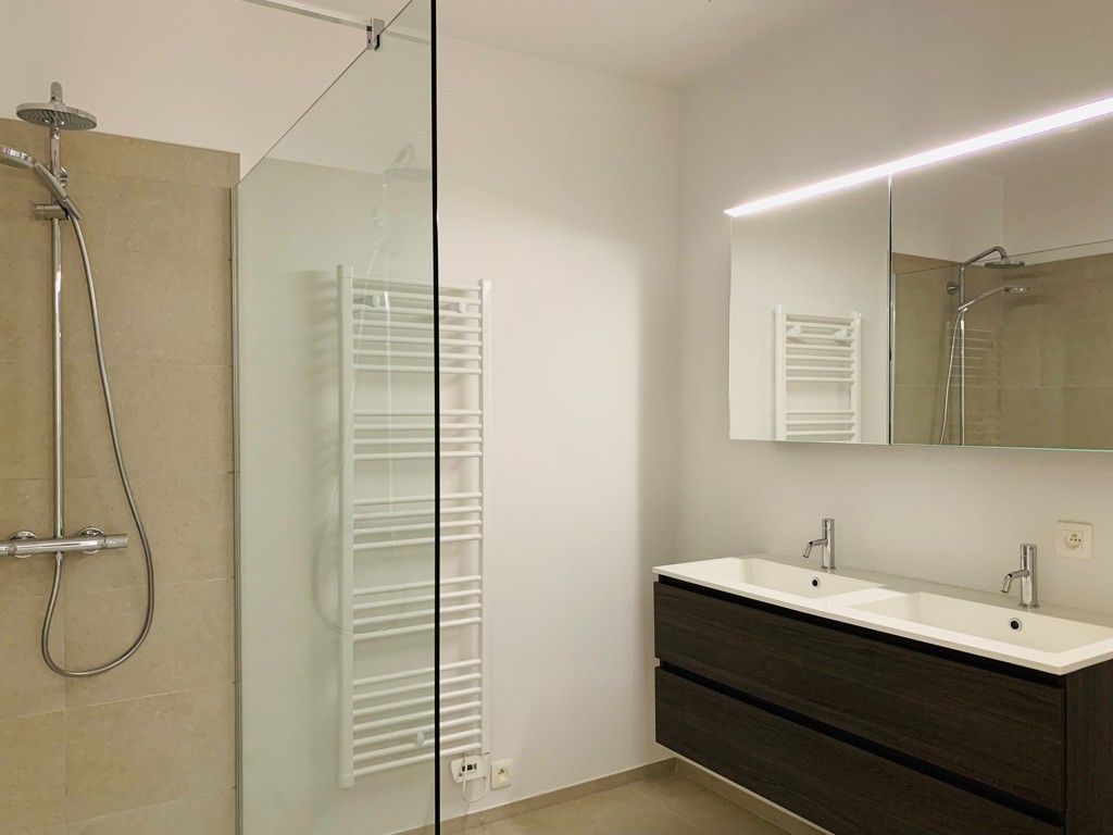 TE HUUR: Nieuwbouwappartement met 2 slaapkamers en dubbele terrassen foto 10