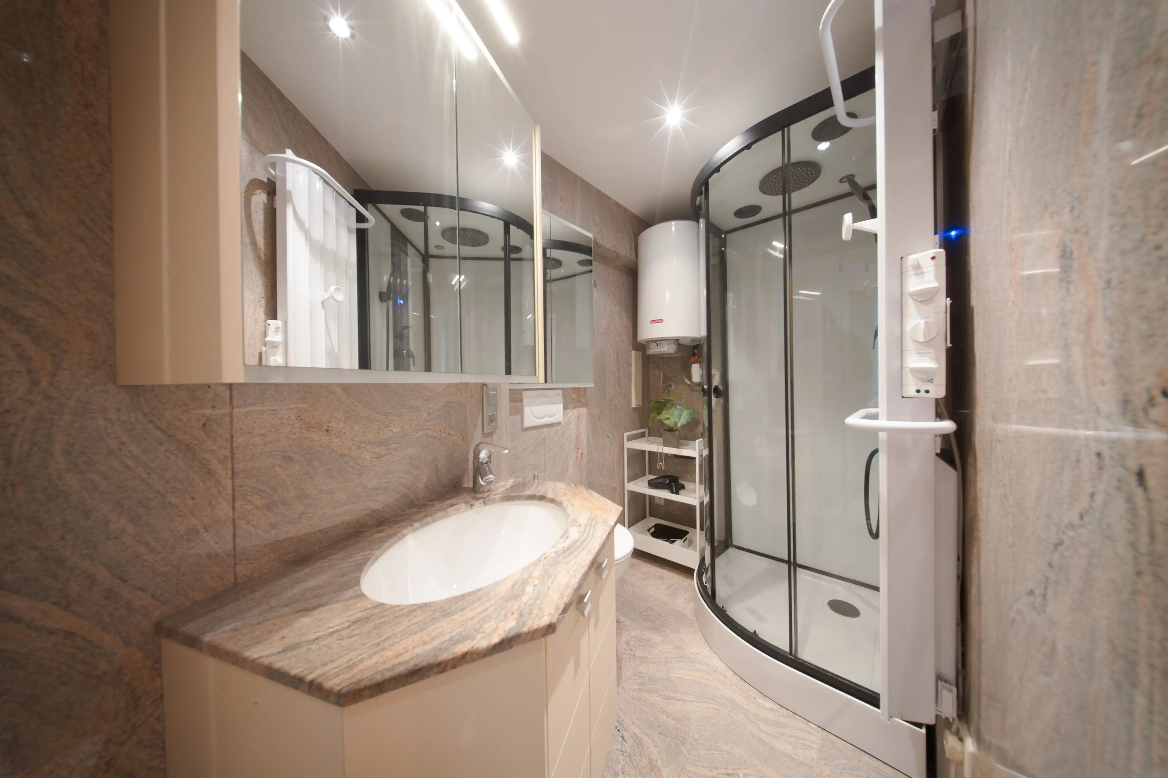 *Uitzonderlijk aanbod: 2 studio's momenteel ingericht als 1 HOEKAPPARTEMENT met ongezien ZEEZICHT te Oostende!* foto 9