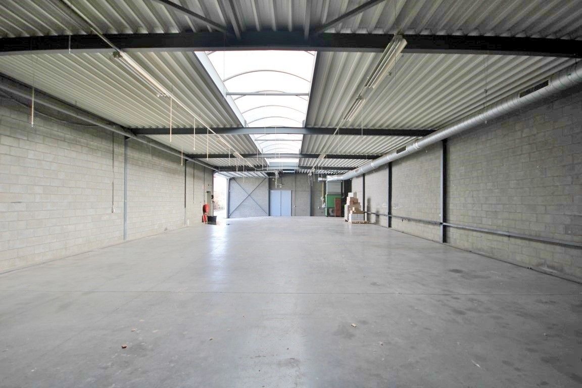 Instapklaar handelspand met magazijn op toplocatie in Sint-Truiden foto 4