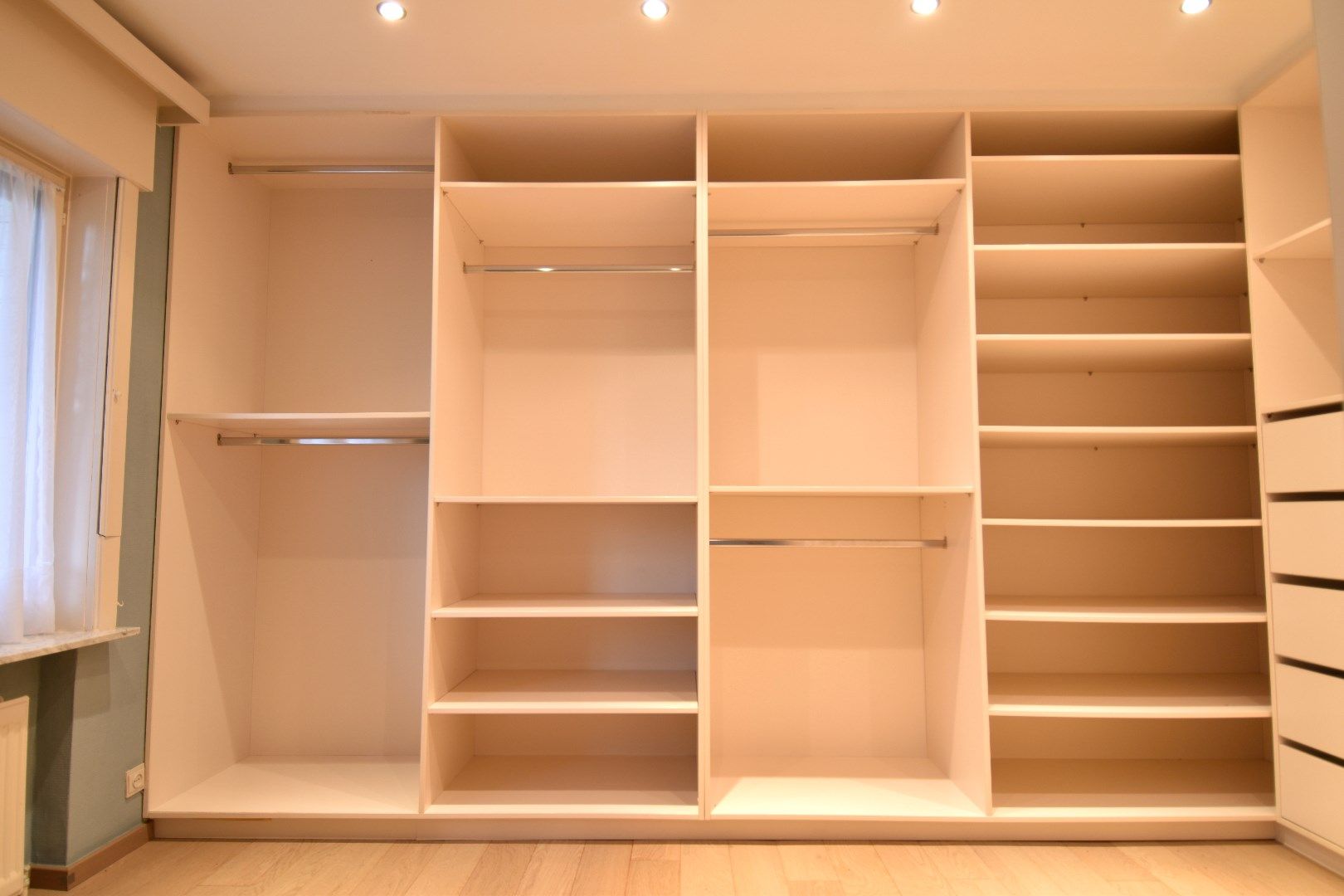 Instapklaar appartement met 2 slaapkamers, 2 terrassen en ruime kelderberging te koop centrum-Kortrijk foto 11