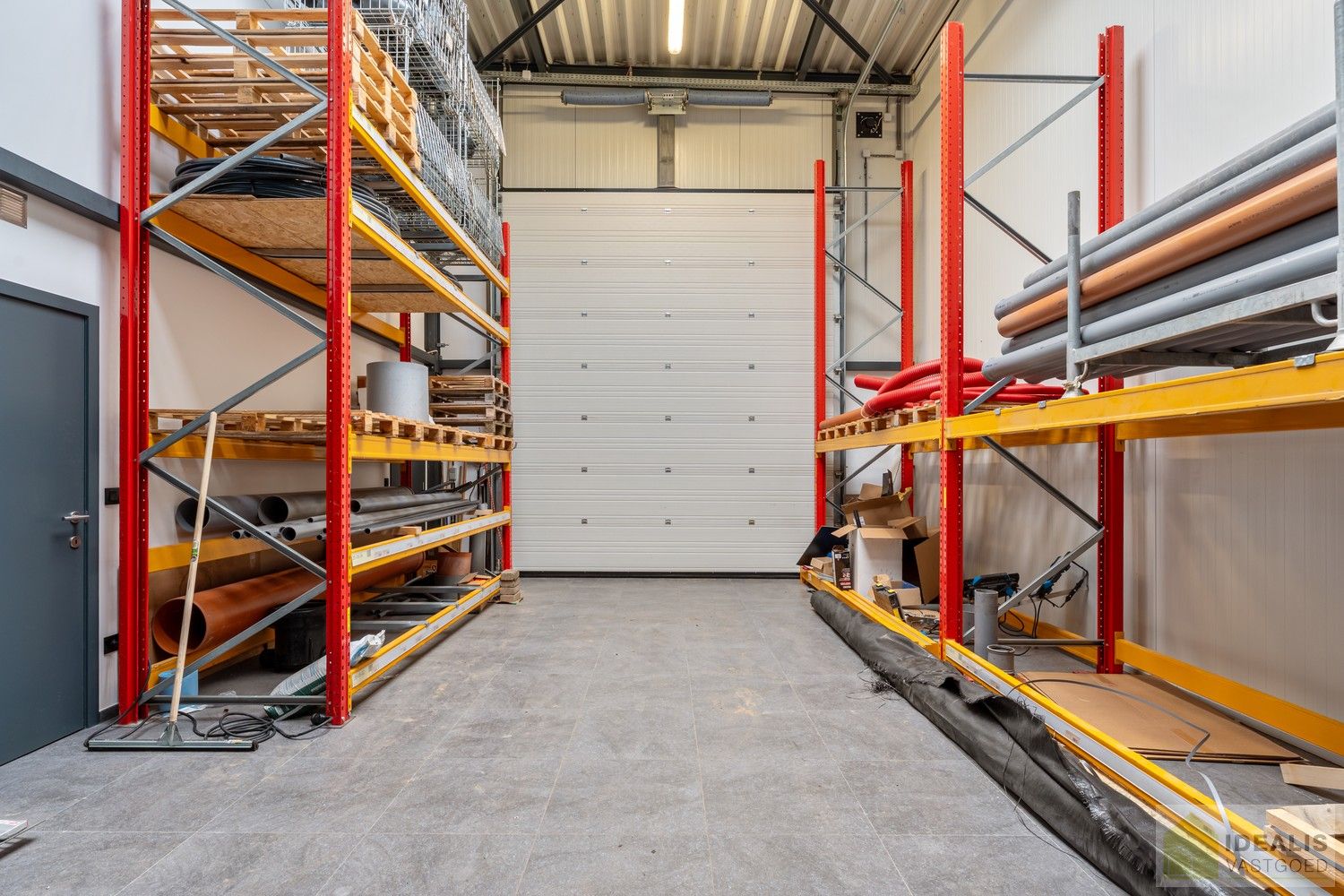 INSTAPKLAAR APPARTEMENT MET MAGAZIJN/KANTOOR OP BEDRIJVENTERREIN DE RIETKOLK!! Dit instapklare pand bestaat uit een hal/opslag van +-100m², met bureel/keuken en een aparte inkom voor het woongedeelte. Het appartement omvat een ruime woonkamer met uitgeruste keuken, 2 slaapkamers, badkamer, bergruimte en waskamer. Het pand leent zich perfect als kantoorlocatie met opslag in combinatie met wonen. foto 10