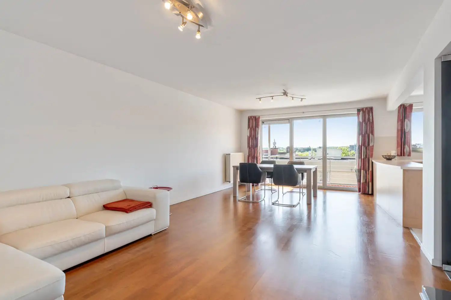 Ruim, lichtrijk en energiezuinig(A-label) appartement met 2 slaapkamers, een terras en de mogelijkheid tot aankoop van een autostaanplaats te centrum Leuven! foto {{pictureIndex}}