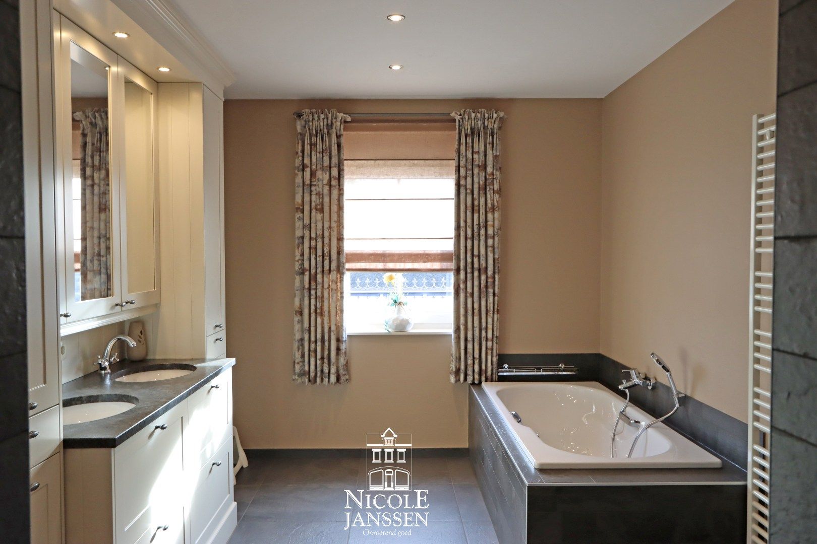 Ruime halfvrijstaande woning  foto 16