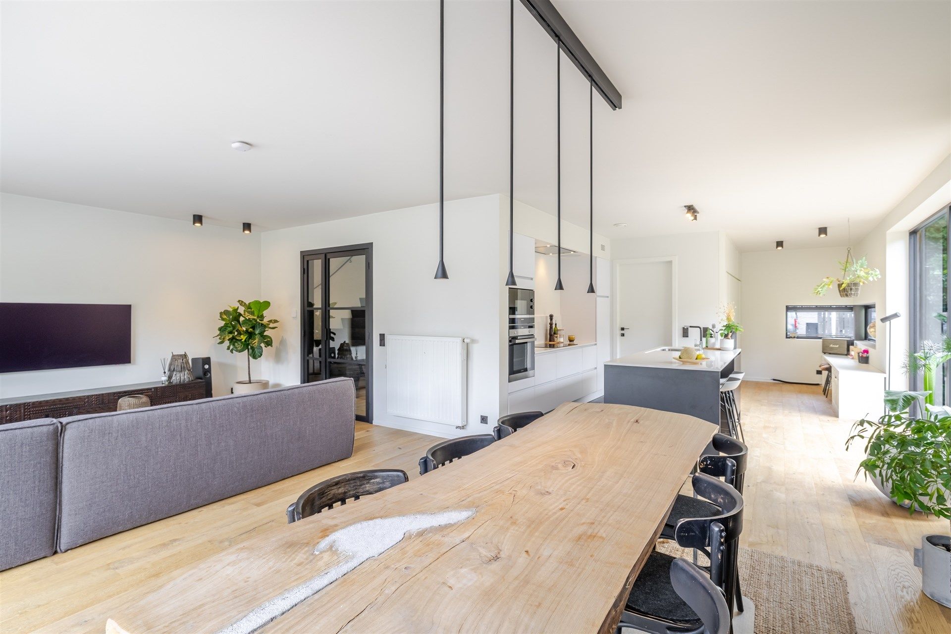 Subliem afgewerkte woning met tuin op topligging foto 12