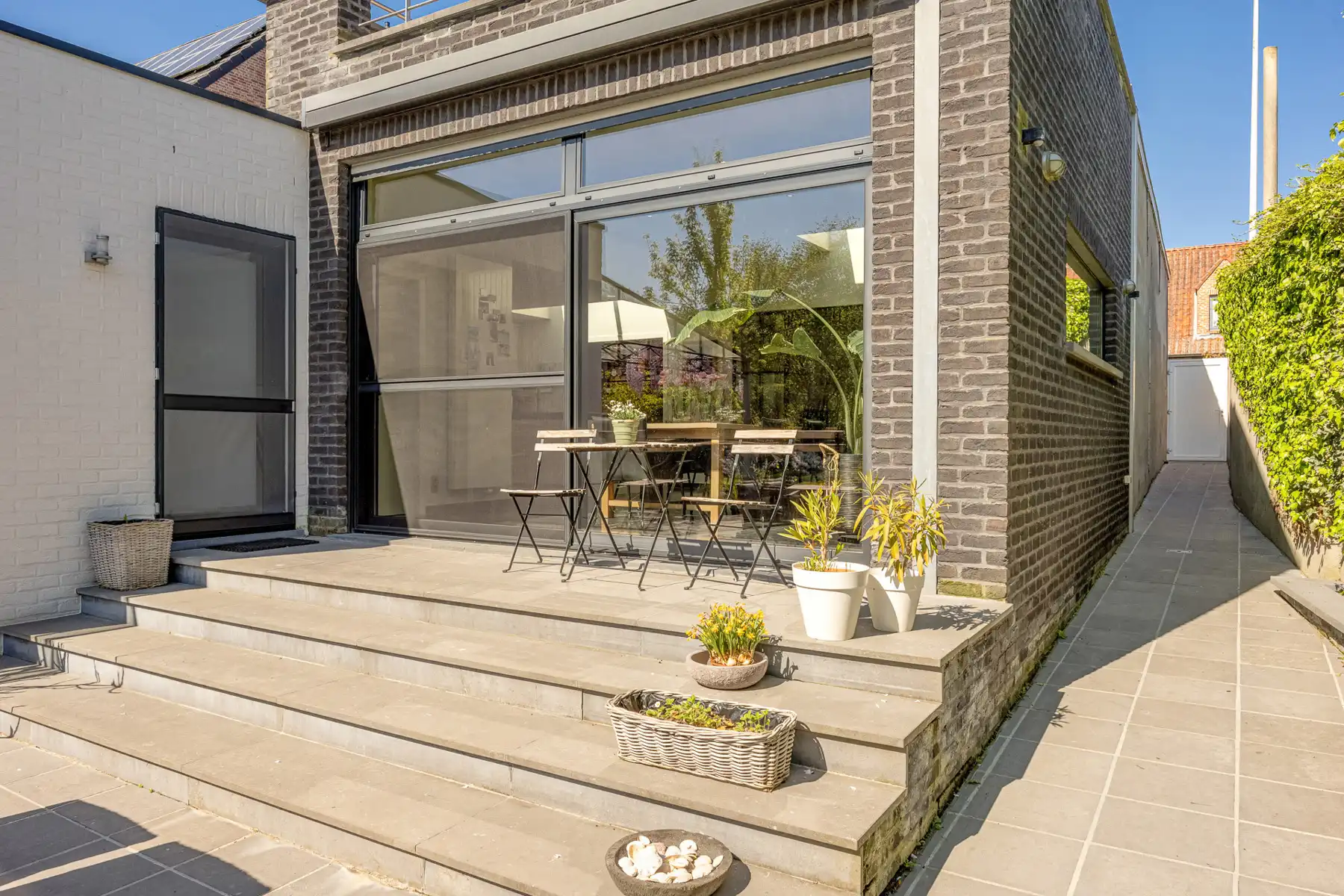 Ruime gezinswoning met rustige tuin en 4 slaapkamers. foto 24
