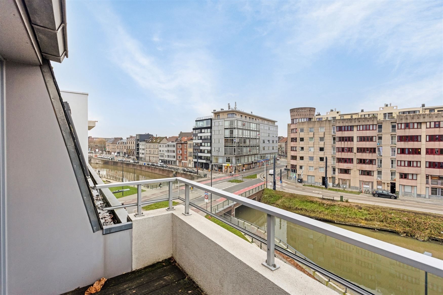 Lichtrijk appartement met zicht op het water foto {{pictureIndex}}