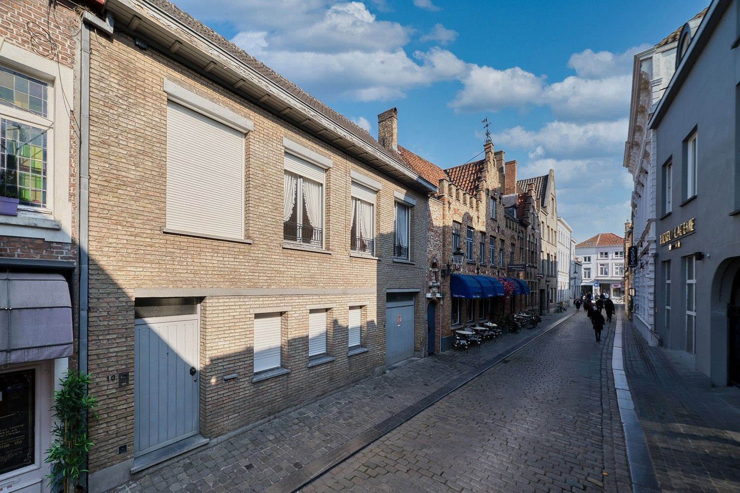 Hartje Brugge  TOP  TOERISTISCHE LIGGING , in de GOUDEN DRIEHOEK, Uitzonderlijk HANDELSPAND ( gevelbreedte 11 meter)                          LICHTRIJKE WINKELRUIMTE ,uitgevend op  Exclusieve STADSPATIO met overdekte rondgang van 105m²+ GARAGE van 30 m² UNIEK  IN BRUGGE op dergelijke ligging ! ERBOVEN lichtrijk ruim APPARTEMENT met zonneterras, foto 26