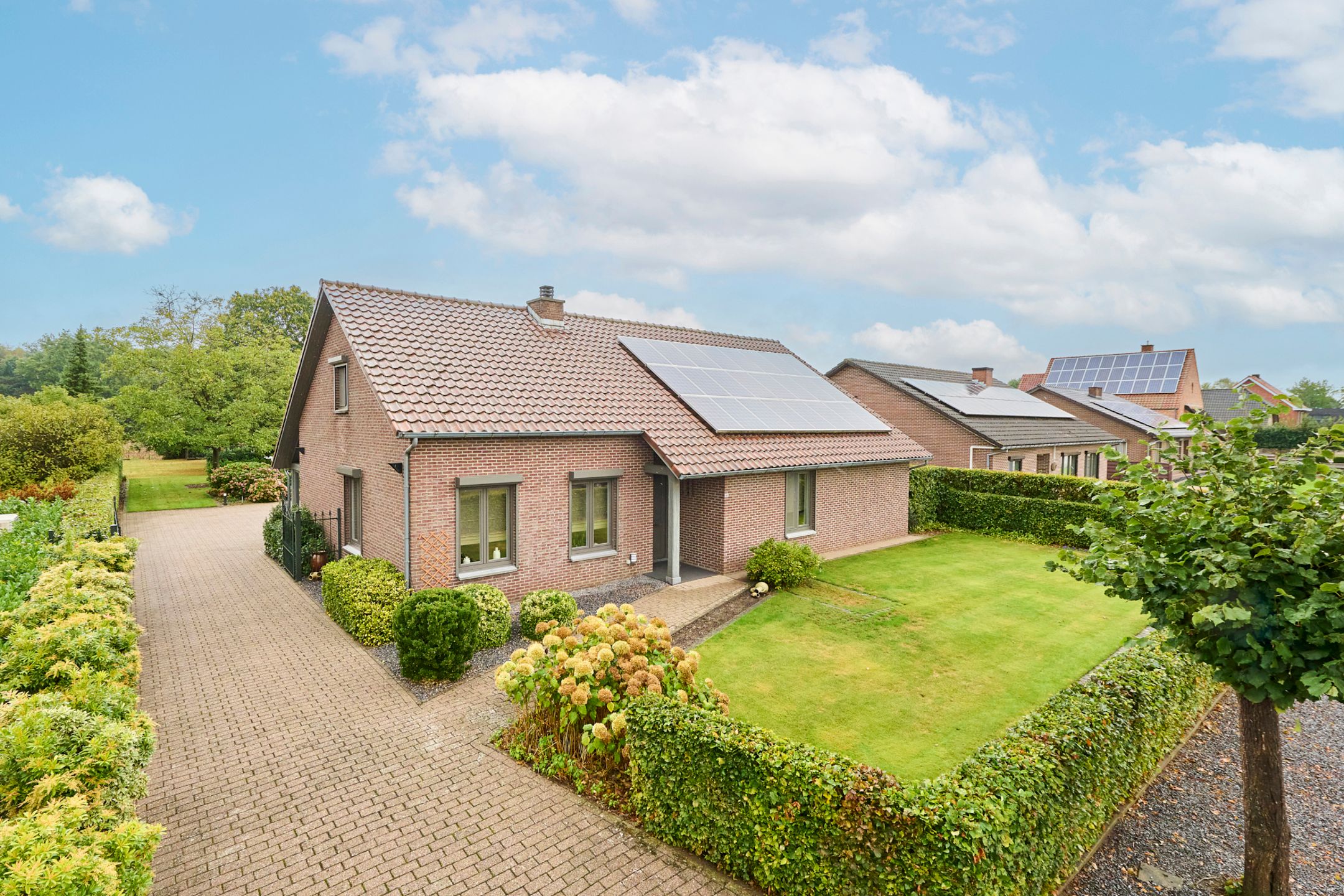 ZEER RUIME INSTAPKLARE GEZINSWONING OP PERCEEL VAN 16A67CA! foto {{pictureIndex}}