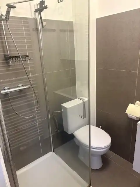 Gemeubelde studio op gelijkvloers met terrasje, vlak aan park en zee foto 7