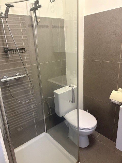 Gemeubelde studio op gelijkvloers met terrasje, vlak aan park en zee foto 7