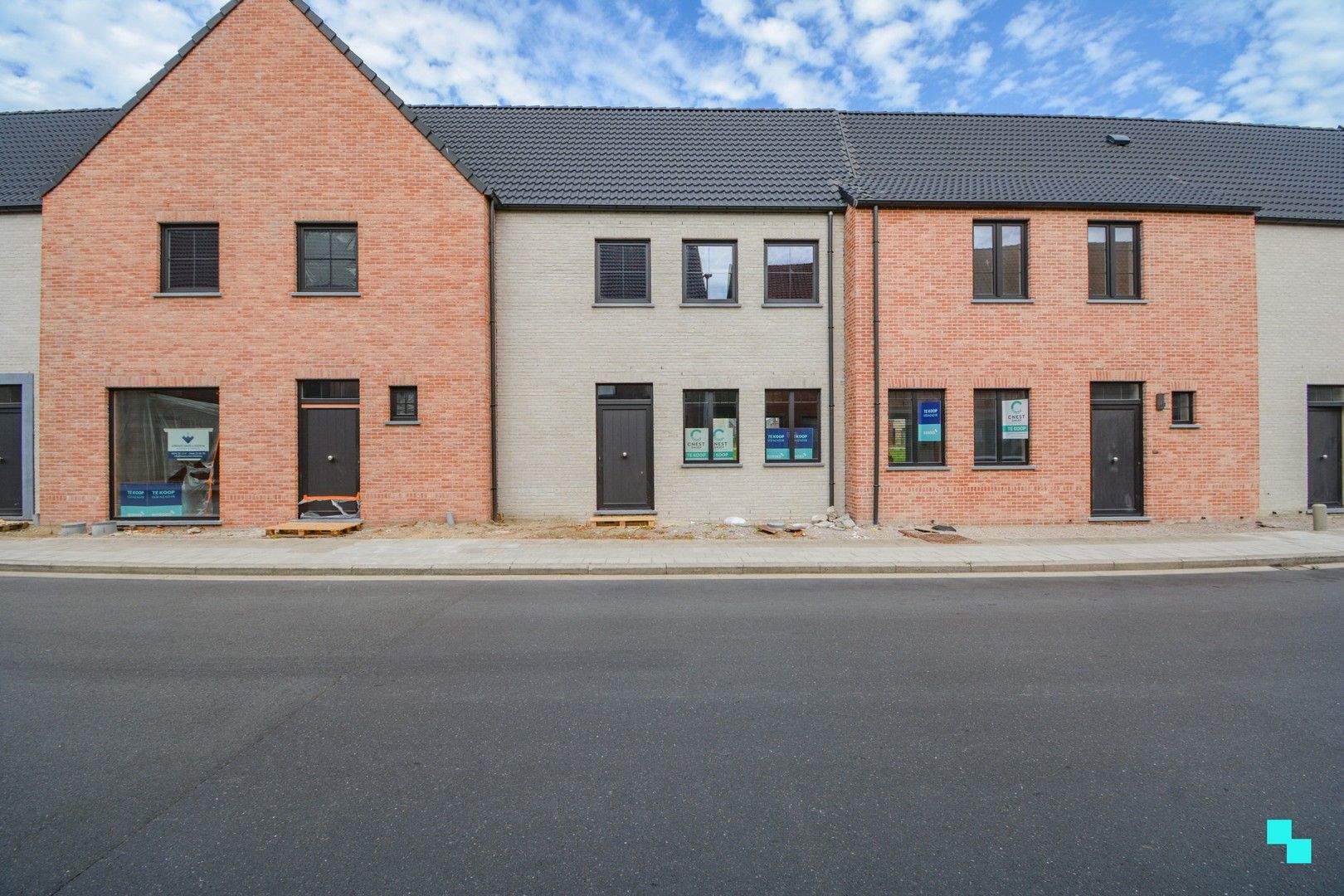 Verrassend ruime nieuwbouwwoning in centrum Aartrijke foto {{pictureIndex}}