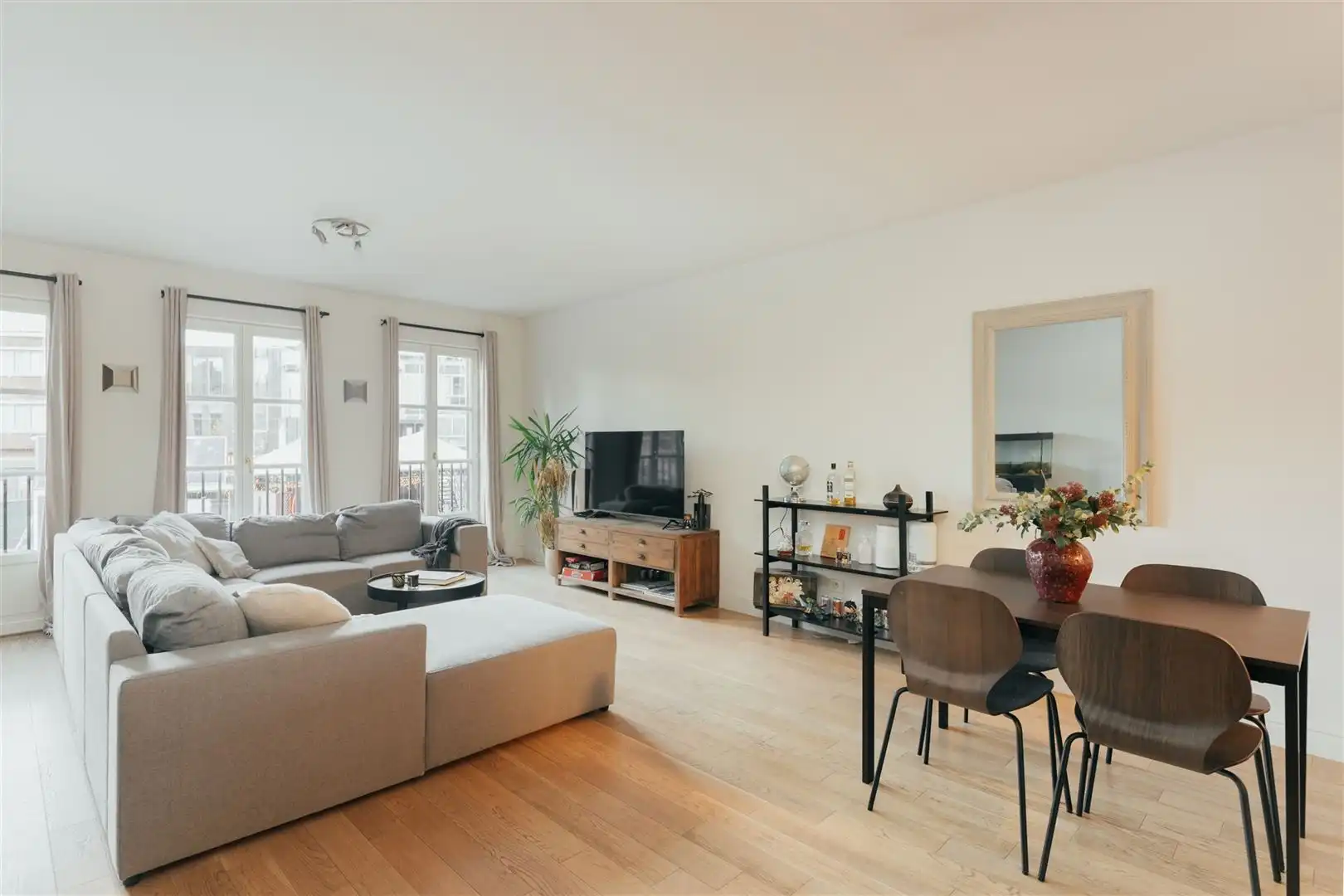 Kiftgate residence met zicht over het mooie dokter Roosensplein foto {{pictureIndex}}