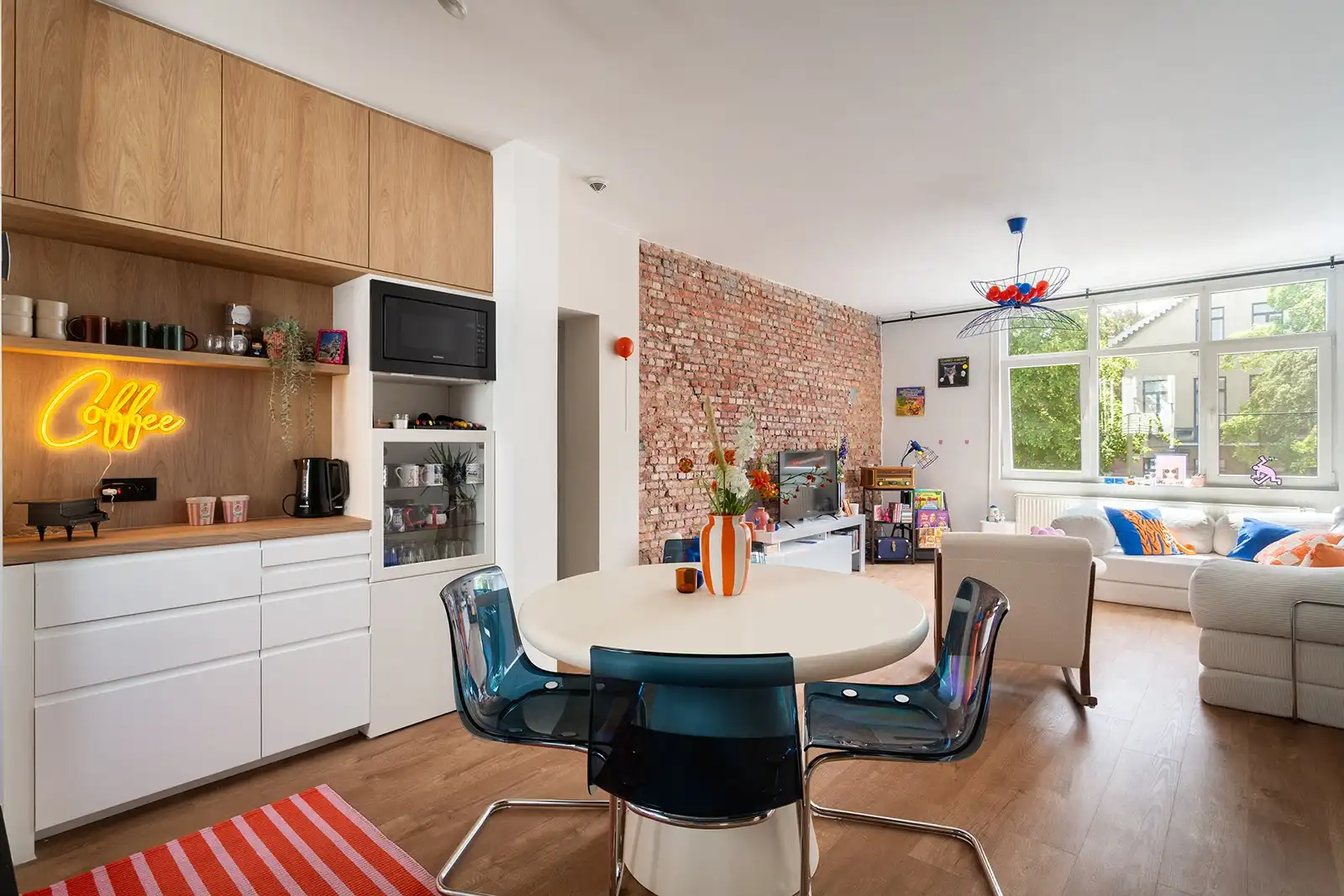 Instapklaar appartement met 2 ruime slaapkamers en terras foto {{pictureIndex}}