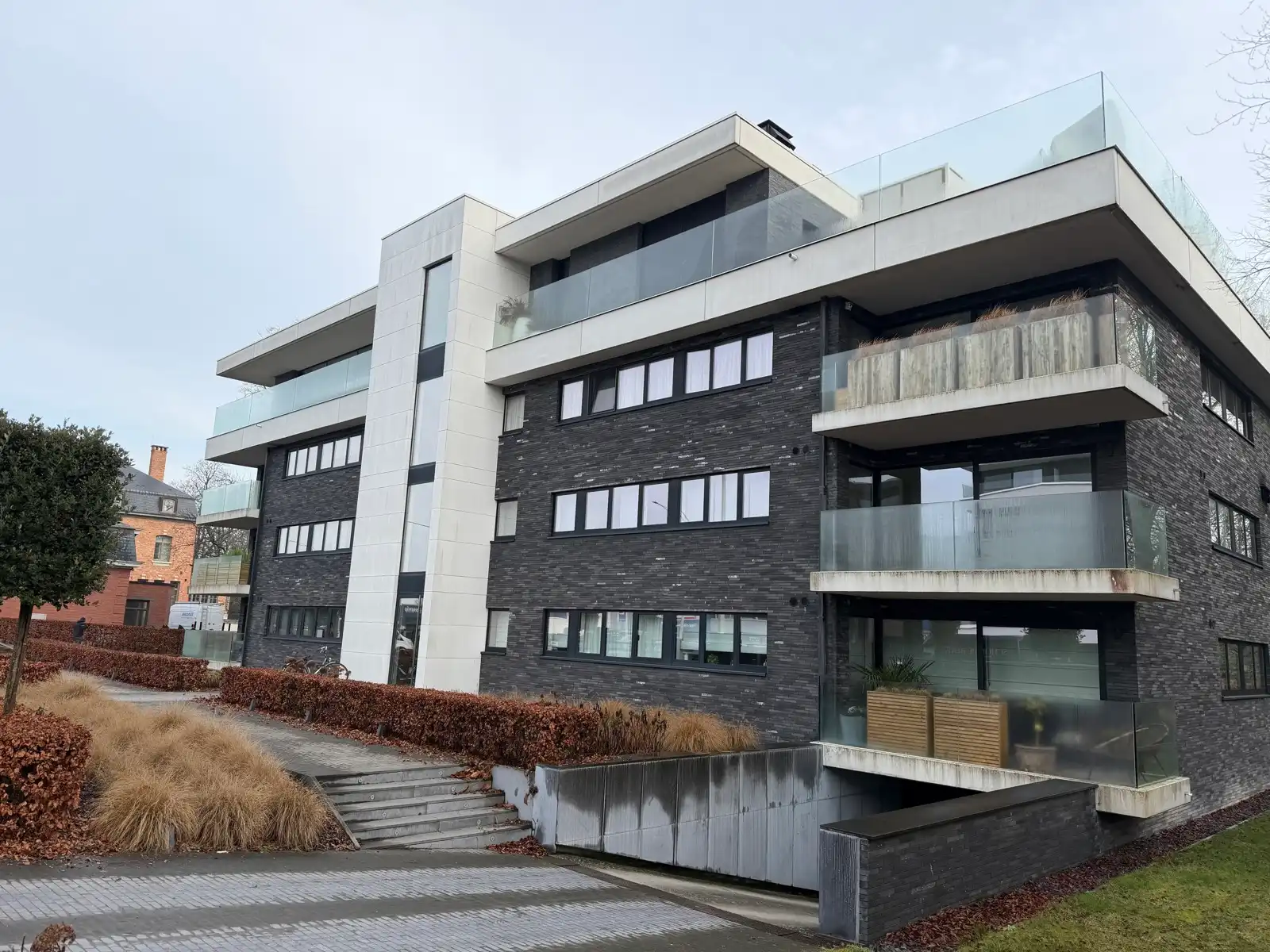 Instapklaar appartement met terras en staanplaats nabij centrum Aalst. foto {{pictureIndex}}