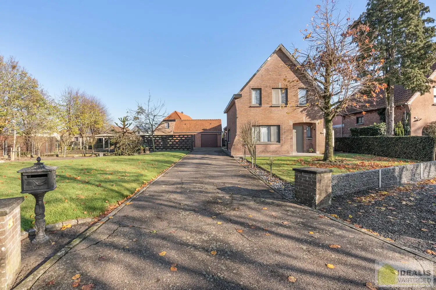 TE RENOVEREN WONING NABIJ HET CENTRUM VAN WIJCHMAAL, PEER OP EEN PERCEEL VAN  MAAR LIEFST 12A 5CA – DE WONING OMVAT EEN OPEN LEEFRUIMTE MET VEEL LICHTINVAL, KEUKEN MET AANSLUITEND EETKAMER, 3 SLAAPKAMERS, BADKAMER, VERANDA EN TWEE RUIME OPSLAGRUIMTES/WERKPLAATSEN – Een praktisch ingedeelde woning op een ruim perceel nabij het centrum van Peer! Dé perfecte zet voor zij die op zoek zijn naar een te renoveren woning met veel mogelijkheden op een rustige locatie in Wijchmaal, Peer! foto {{pictureIndex}}