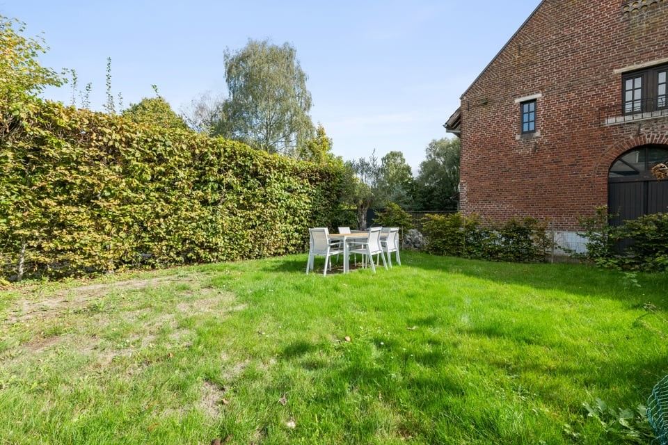INSTAPKLAAR APPARTEMENT MET 2 SLKS, 2 AUTOSTAANPLAATSEN EN GEMEENSCHAPPELJKE TUIN OP TOPLOCATIE foto 5