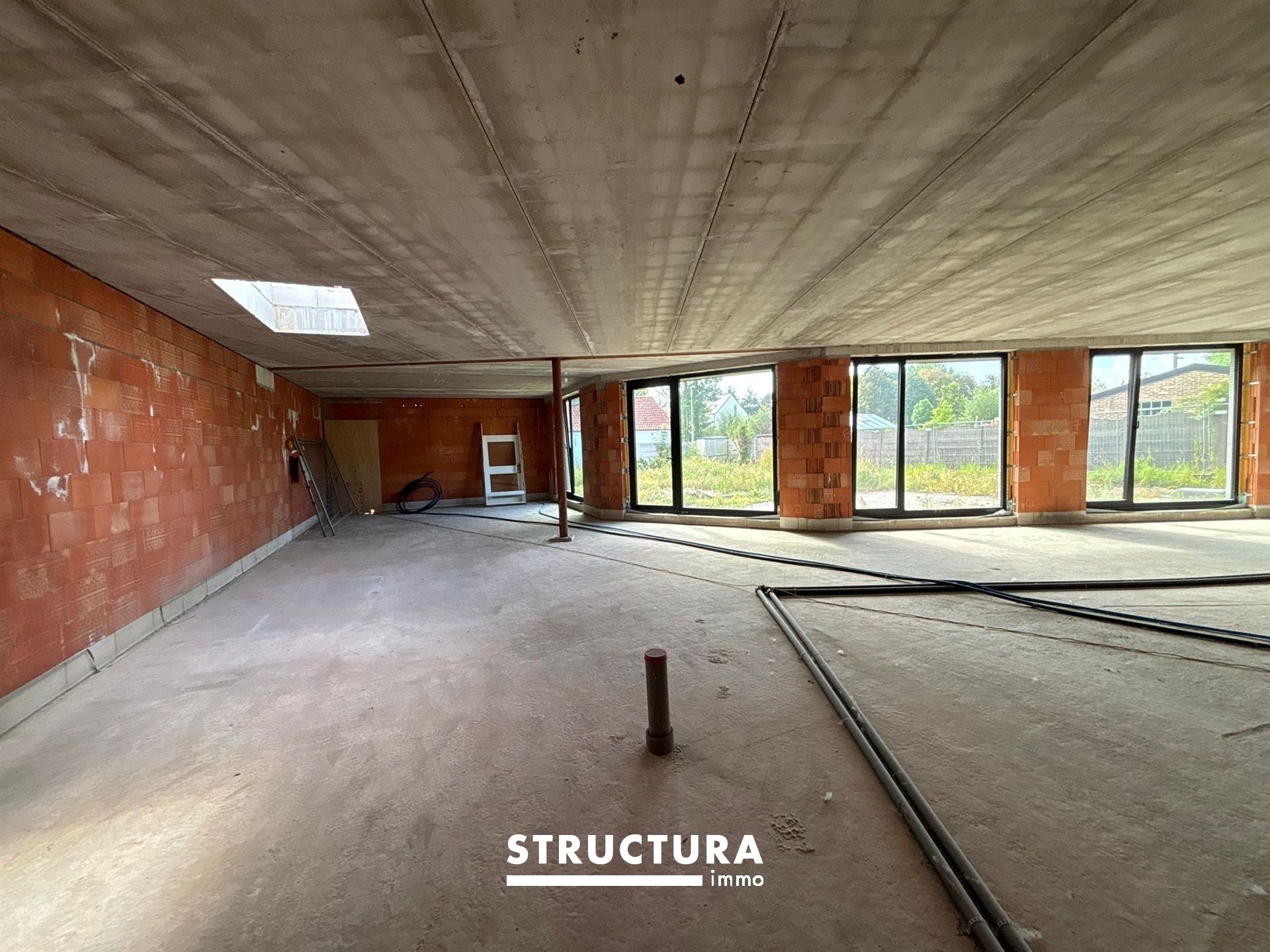 Nieuwbouw handelsruimte op commerciële liggen in het centrum! foto 10