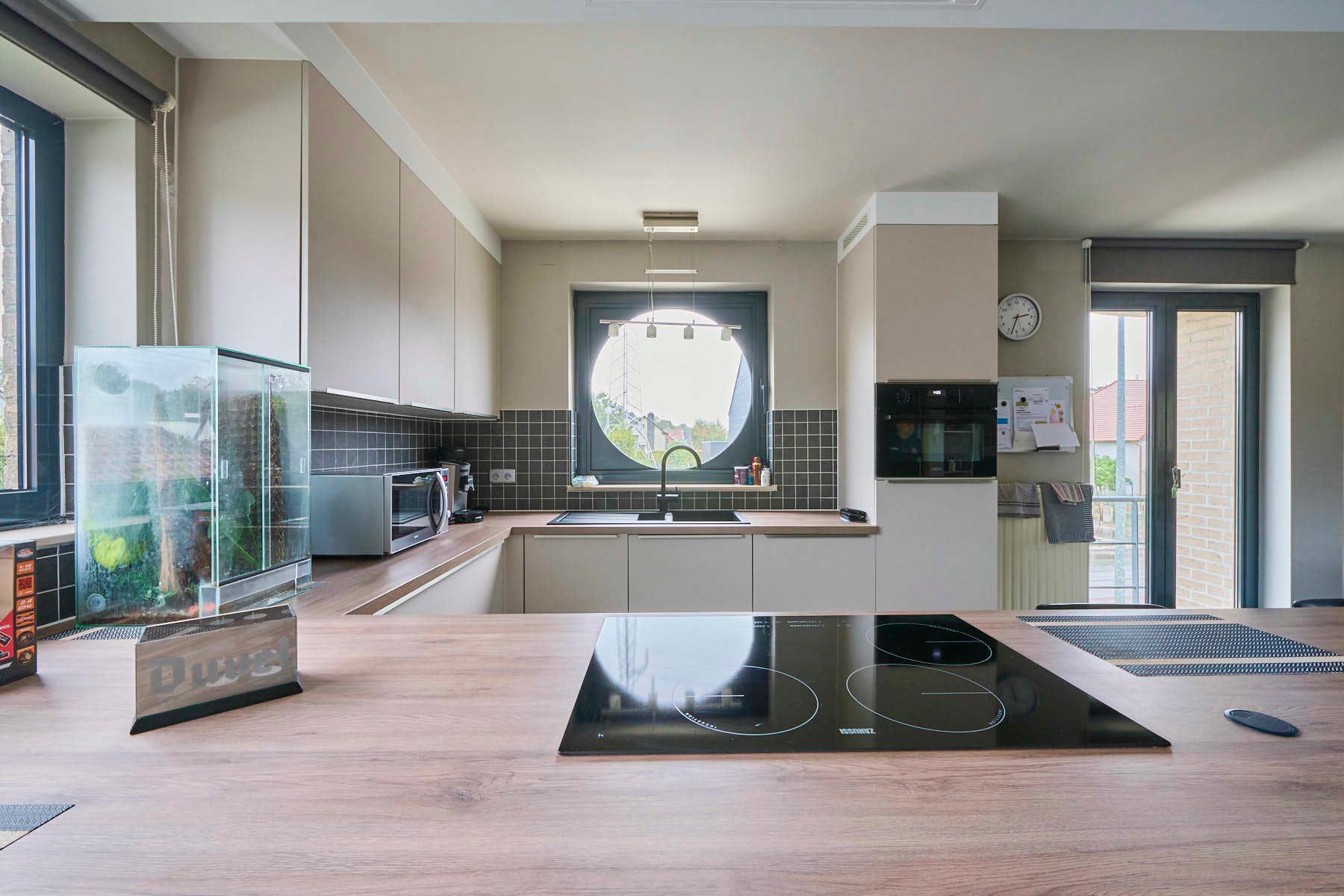 Lichtrijke duplex met open keuken en 2 slaapkamers foto 8