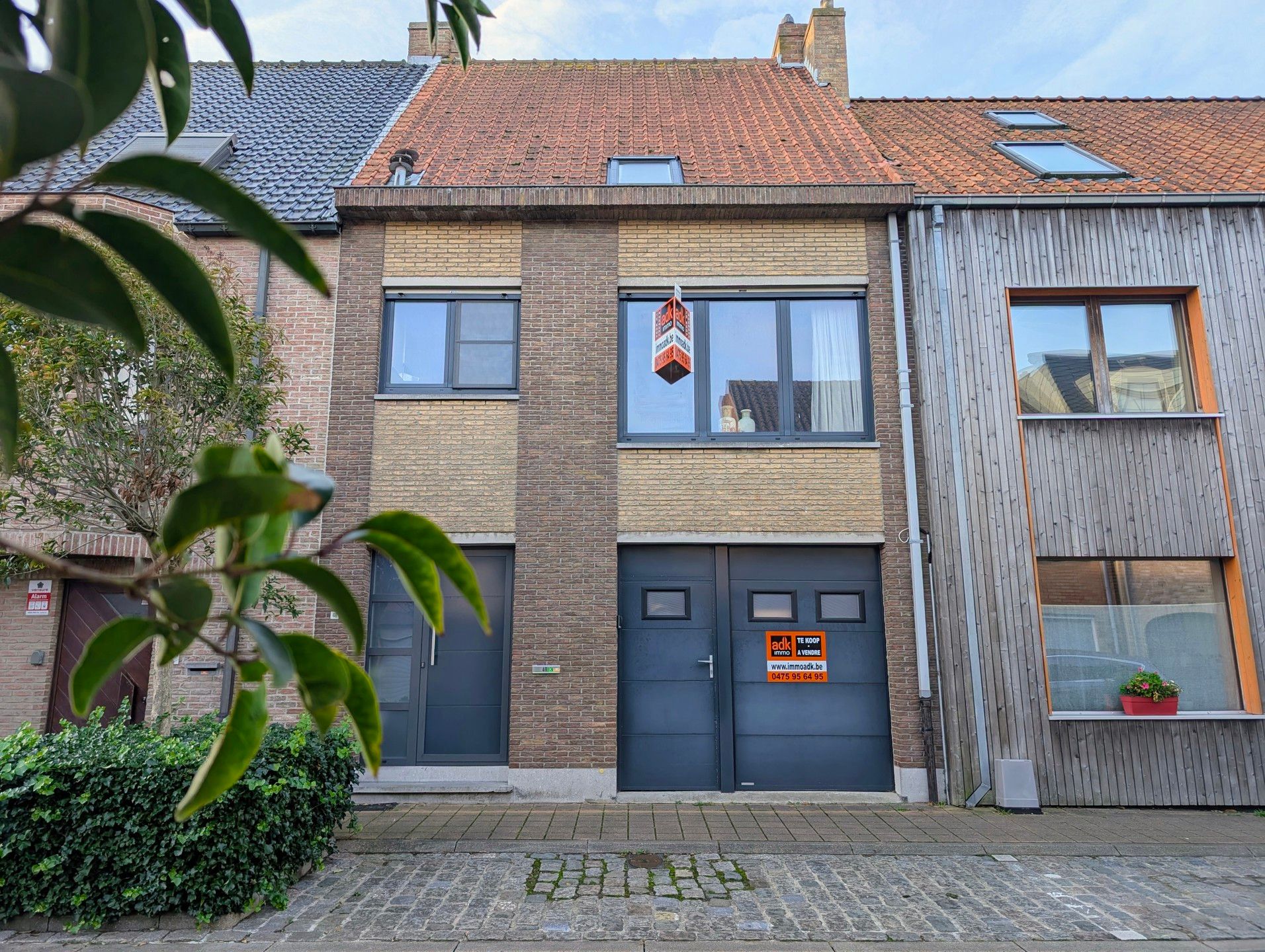 Ruime woning met zongerichte tuin te koop. Centrum De Panne aan zee. foto {{pictureIndex}}