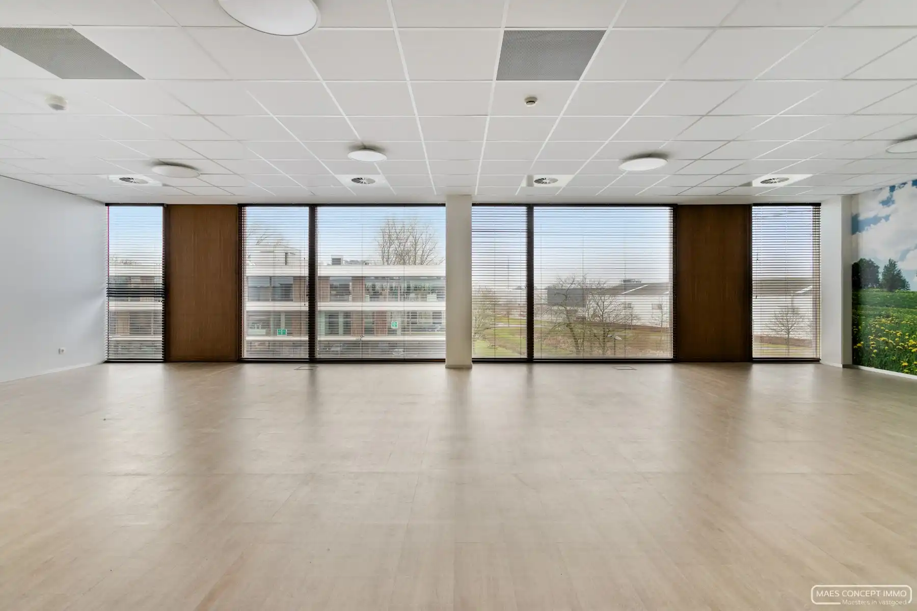 Kantoorruimte 251 m2 te koop vlakbij bij E17 te Zwevegem foto 2