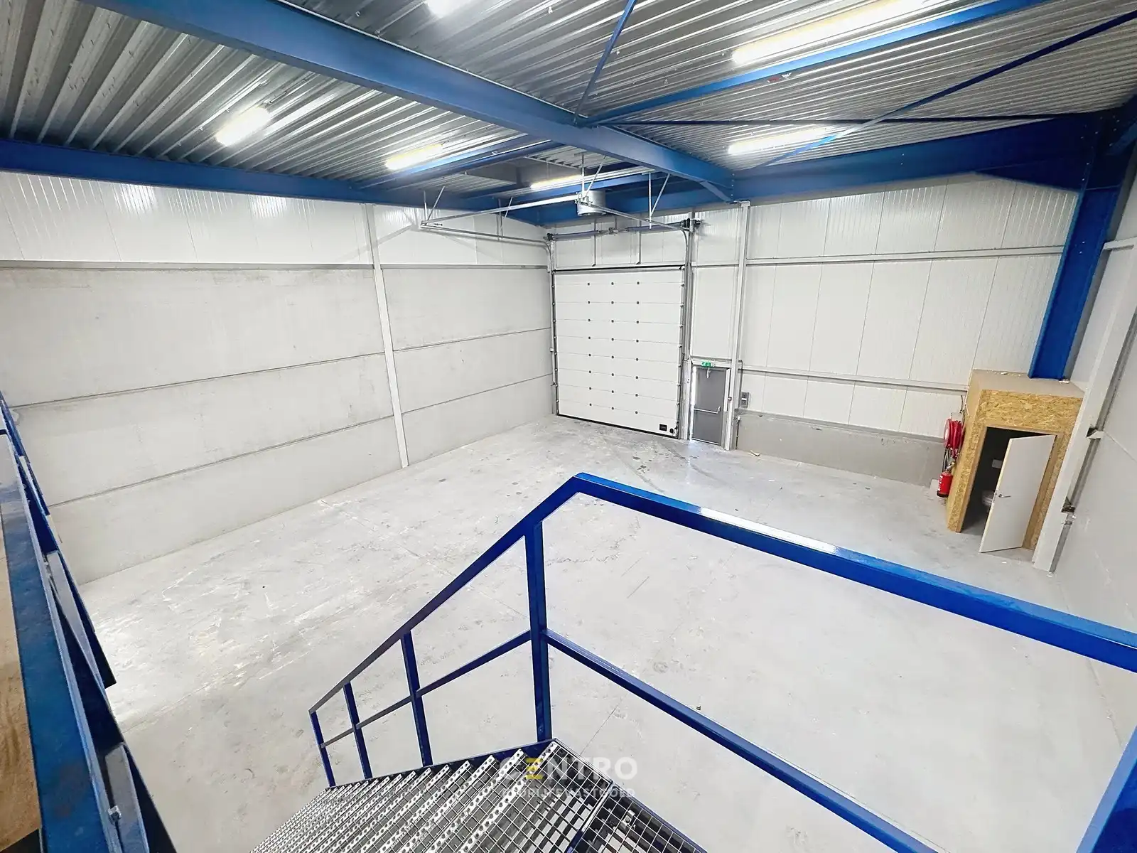 NB KMO-UNIT (238.65m²) met mezzanine (74.37m²) te koop met 2 private parkeerplaatsen voor de deur, elektrische sectionaalpoort en sanitair blok op industriezone "Herdersbrug" te 8000 Brugge foto 8