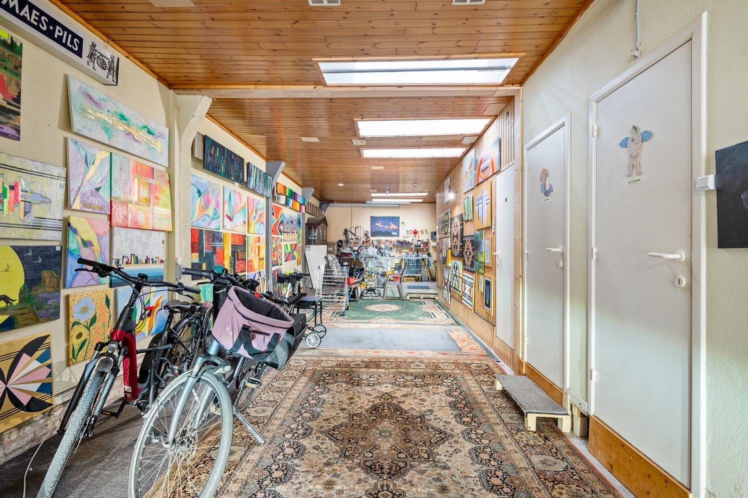 Magazijn met woonst en een 1 slaapkamer appartement te Deurne! foto 3