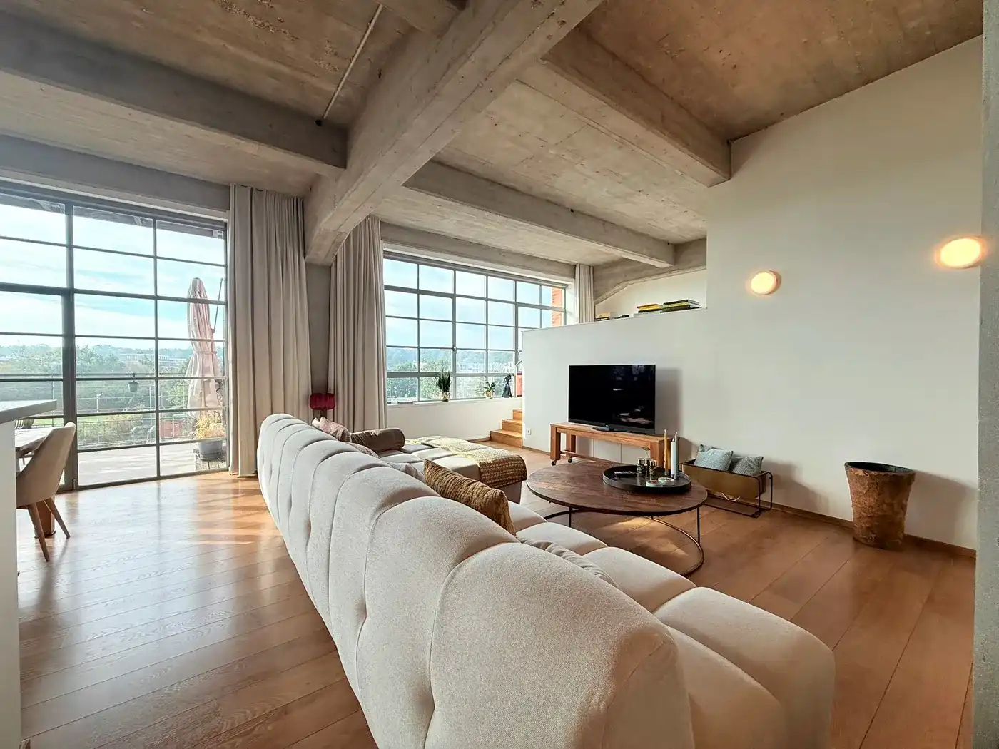 Ruime en moderne industriële loft met terras en ondergrondse parkeerplaats in Herent foto 3