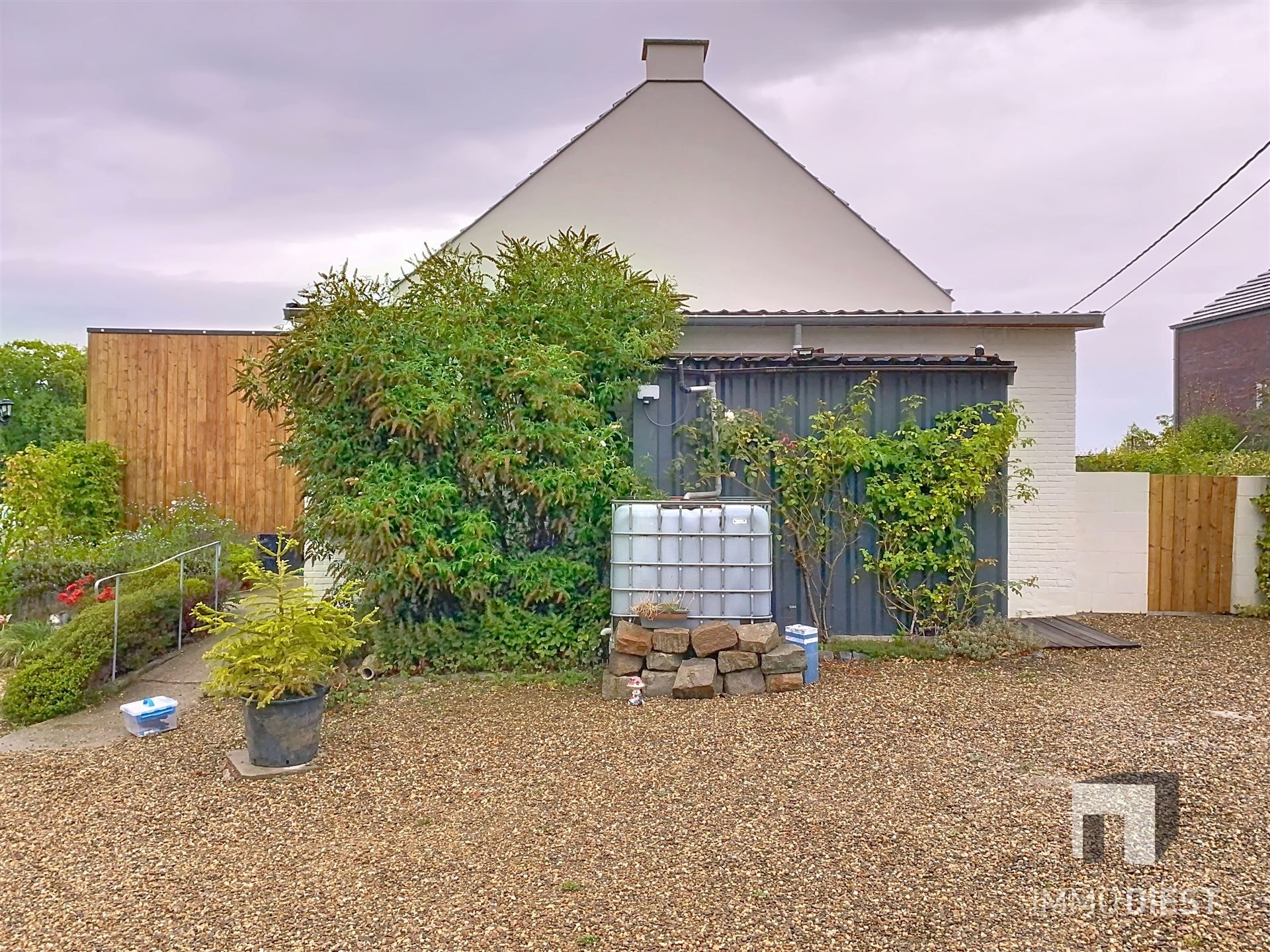 Charmante gerenoveerde woning met 4 slpkmrs foto 3