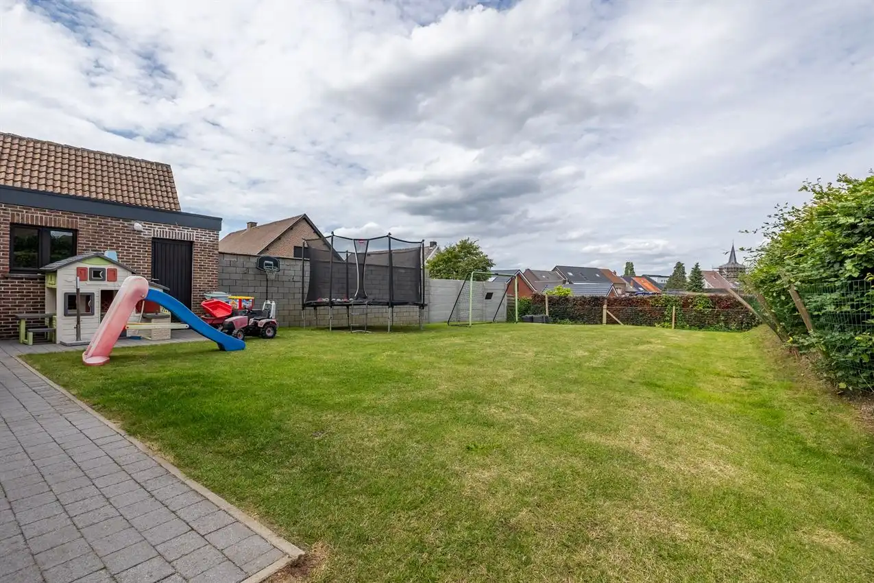 Mooie, ruime villawoning met leuke tuin op rustige locatie foto 3