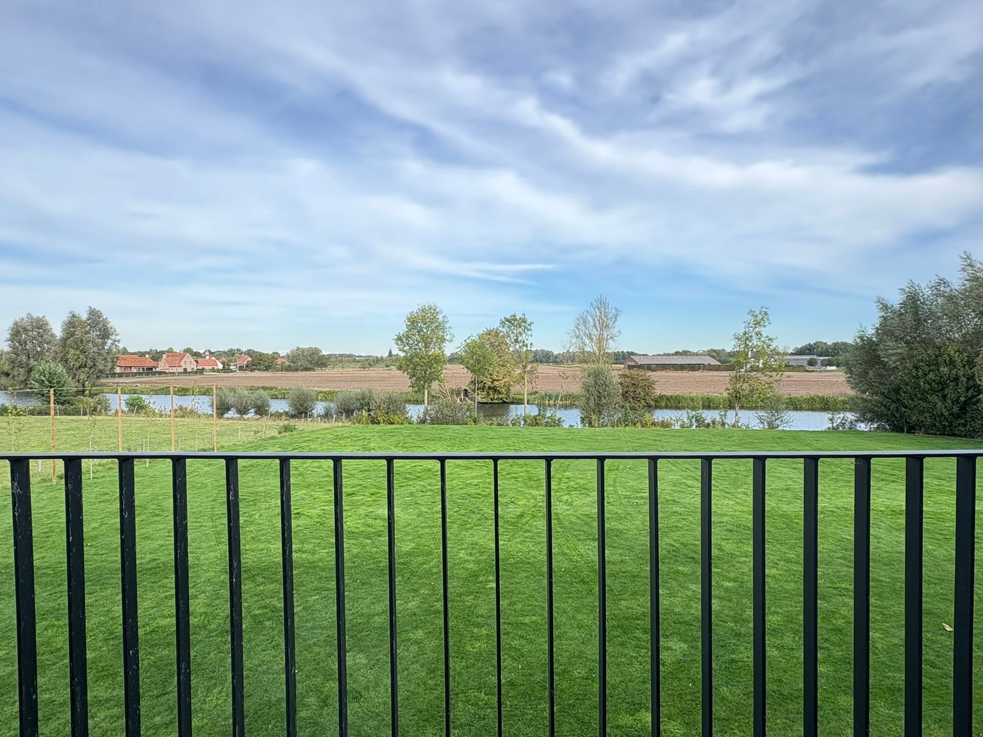 Prachtig en ruim appartement met uitzicht op Leiearm foto 12