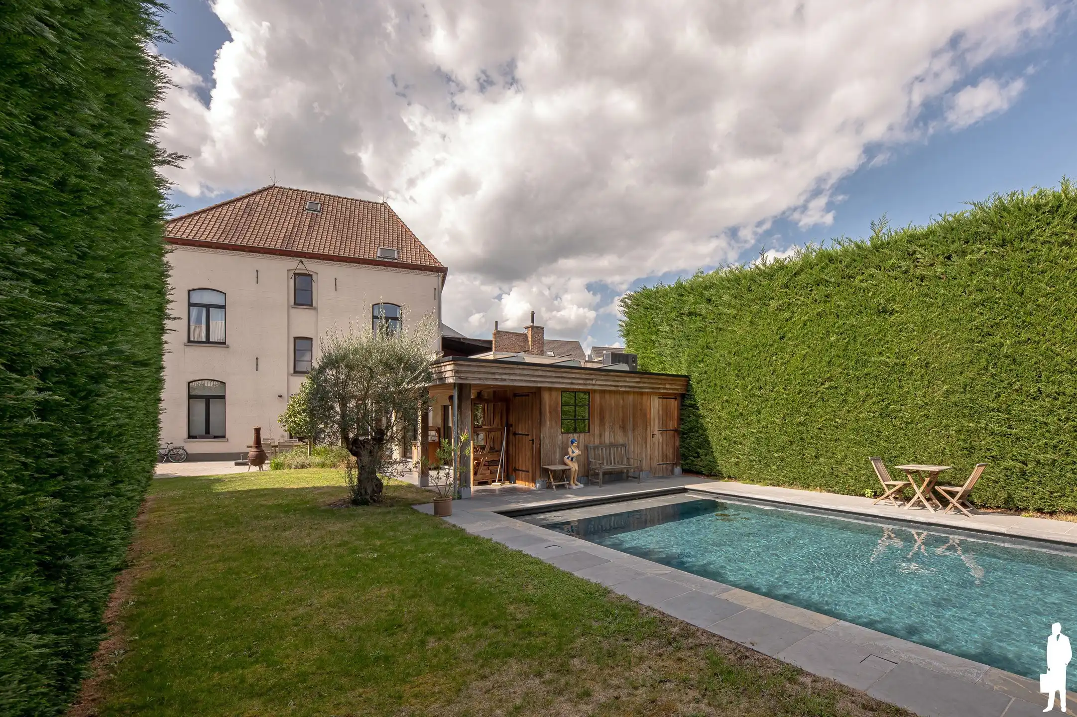 Karaktervolle woning met 6 slk, zwembad + atelier  foto 2