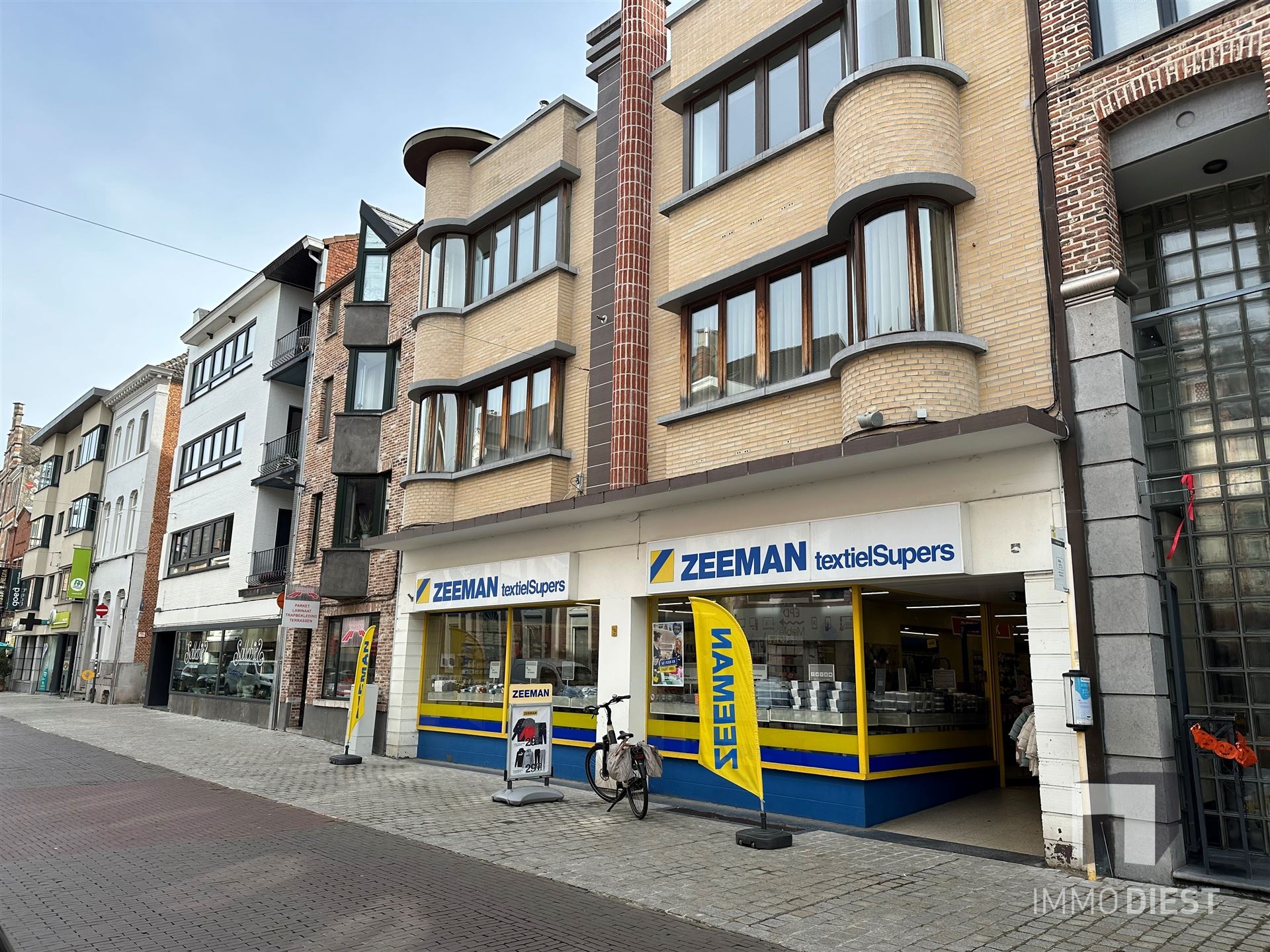 Handelsgelijkvloers met ca 260m² winkelruimte foto 3