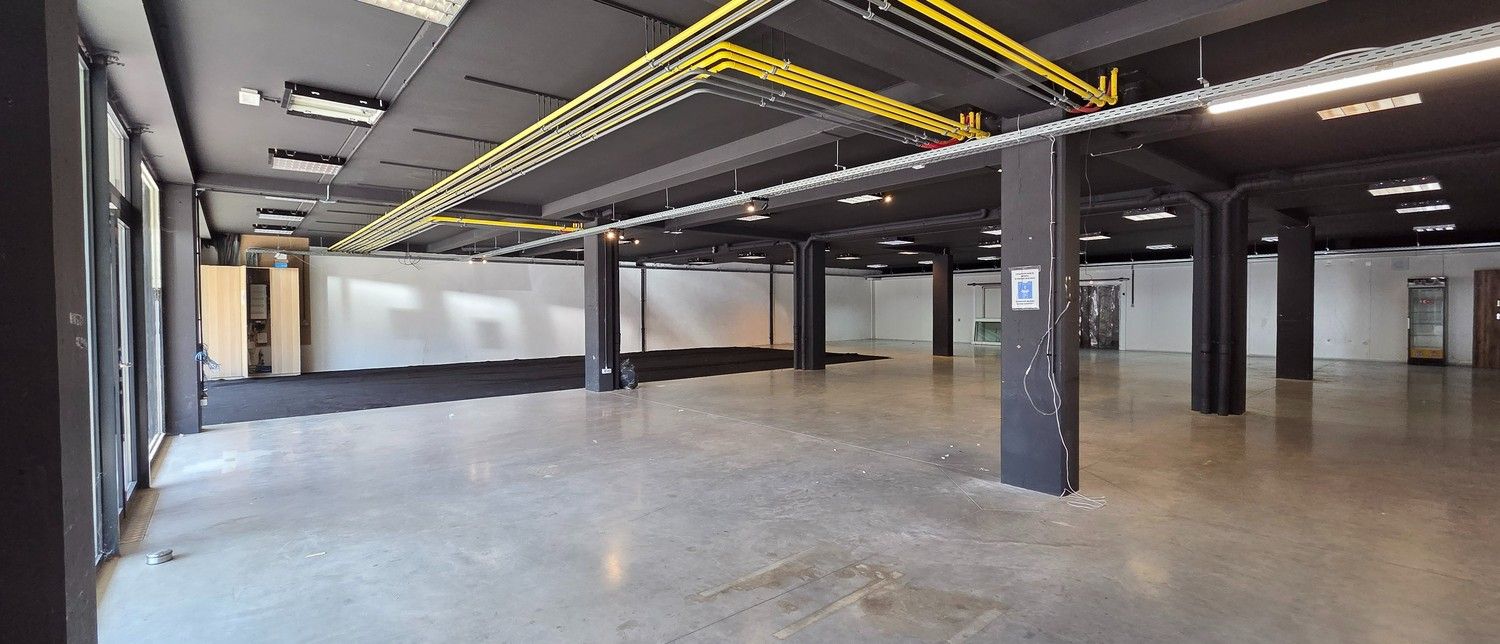 Handelspand / kantoorruimte met uitstekende visibiliteit in Genk – Stalenstraat foto 10