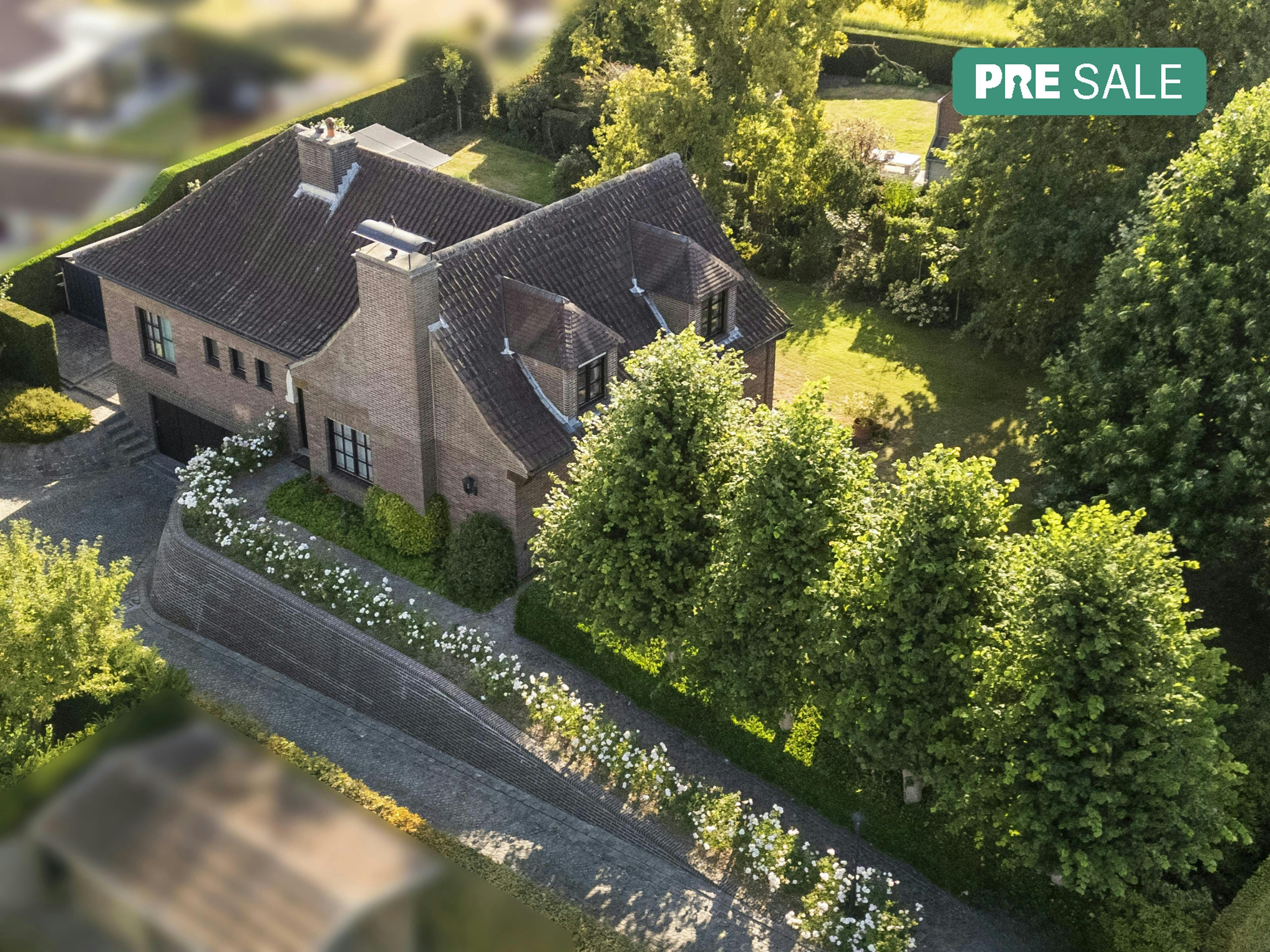 Unieke villa te koop op een rustige ligging in Harelbeke!  foto {{pictureIndex}}