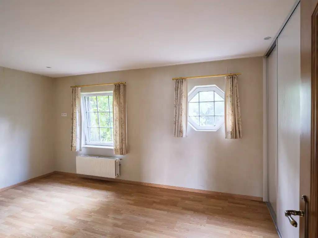 Vrijstaande villa (BJ 2001) met onder meer 6 slaapkamers, 2 badkamers en een dubbele inpandige garage foto 14