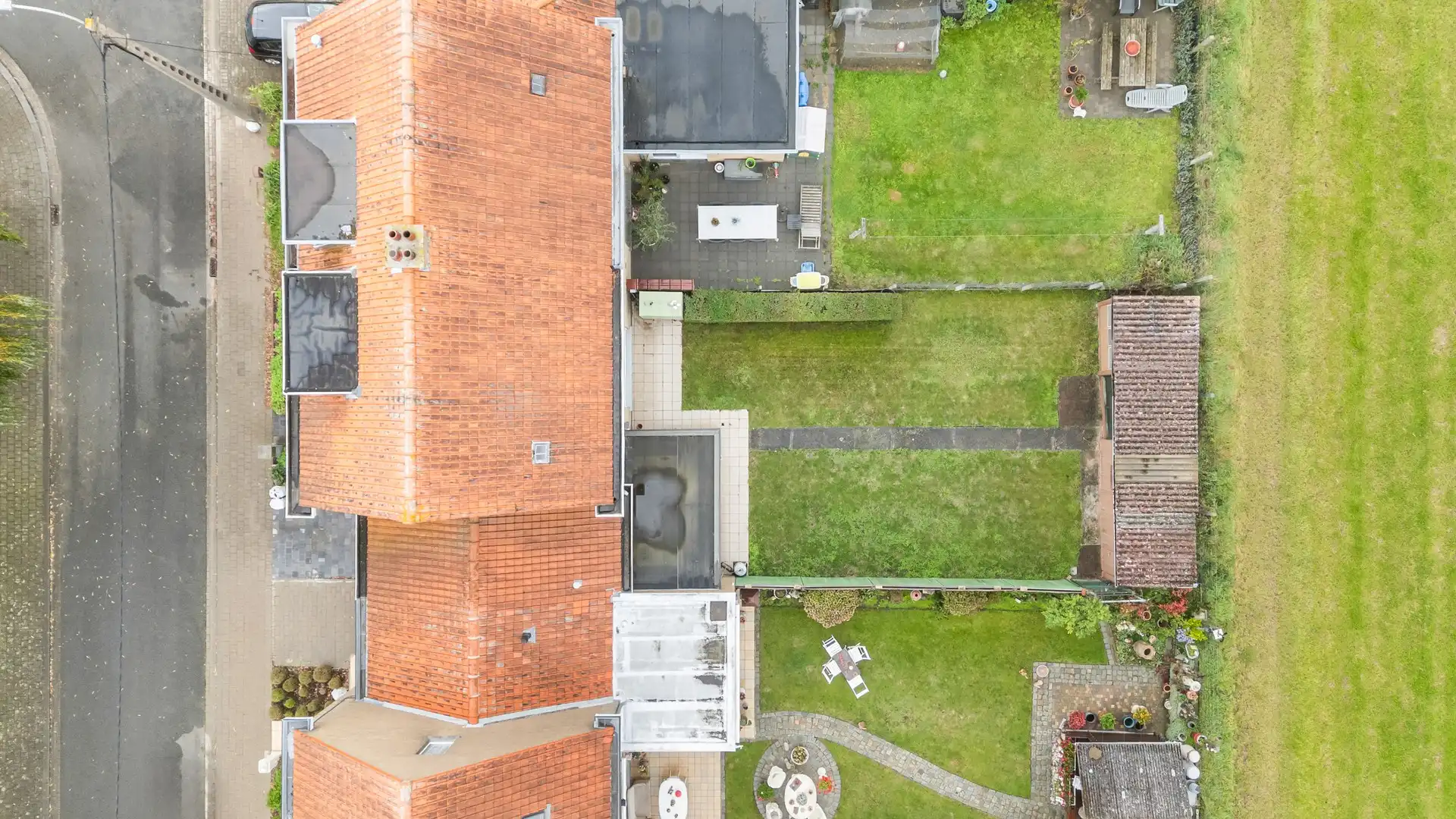 Zeer ruime kloeke woning met grote tuin! foto 32