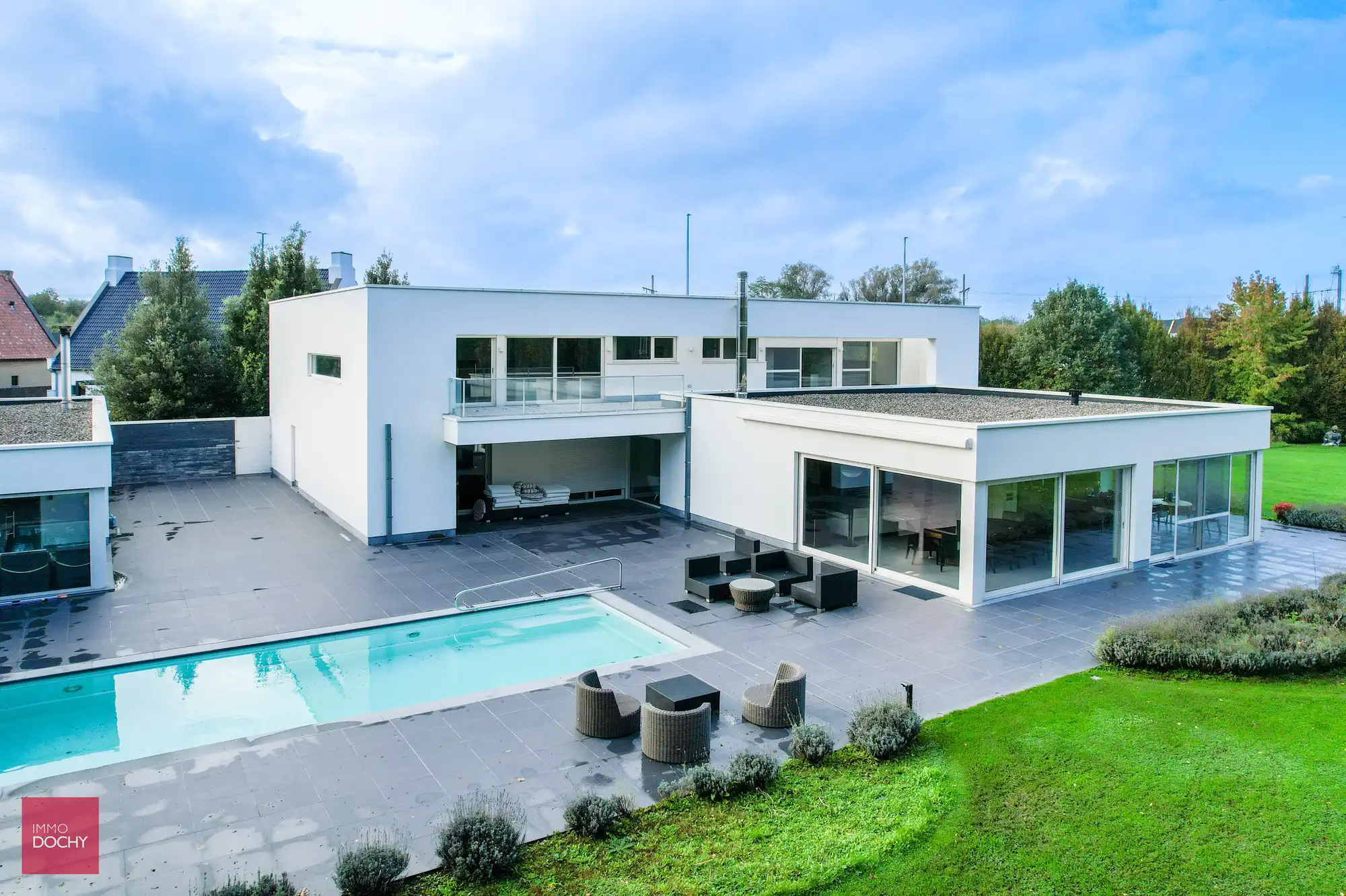 Centraal gelegen moderne ruime villa met appartement of burelen op ca. 5.664m² foto 5