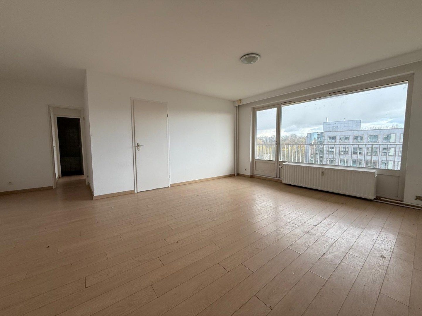 Een op te frissen appartement van ca. 75m² met oa. 2 slaapkamers foto {{pictureIndex}}