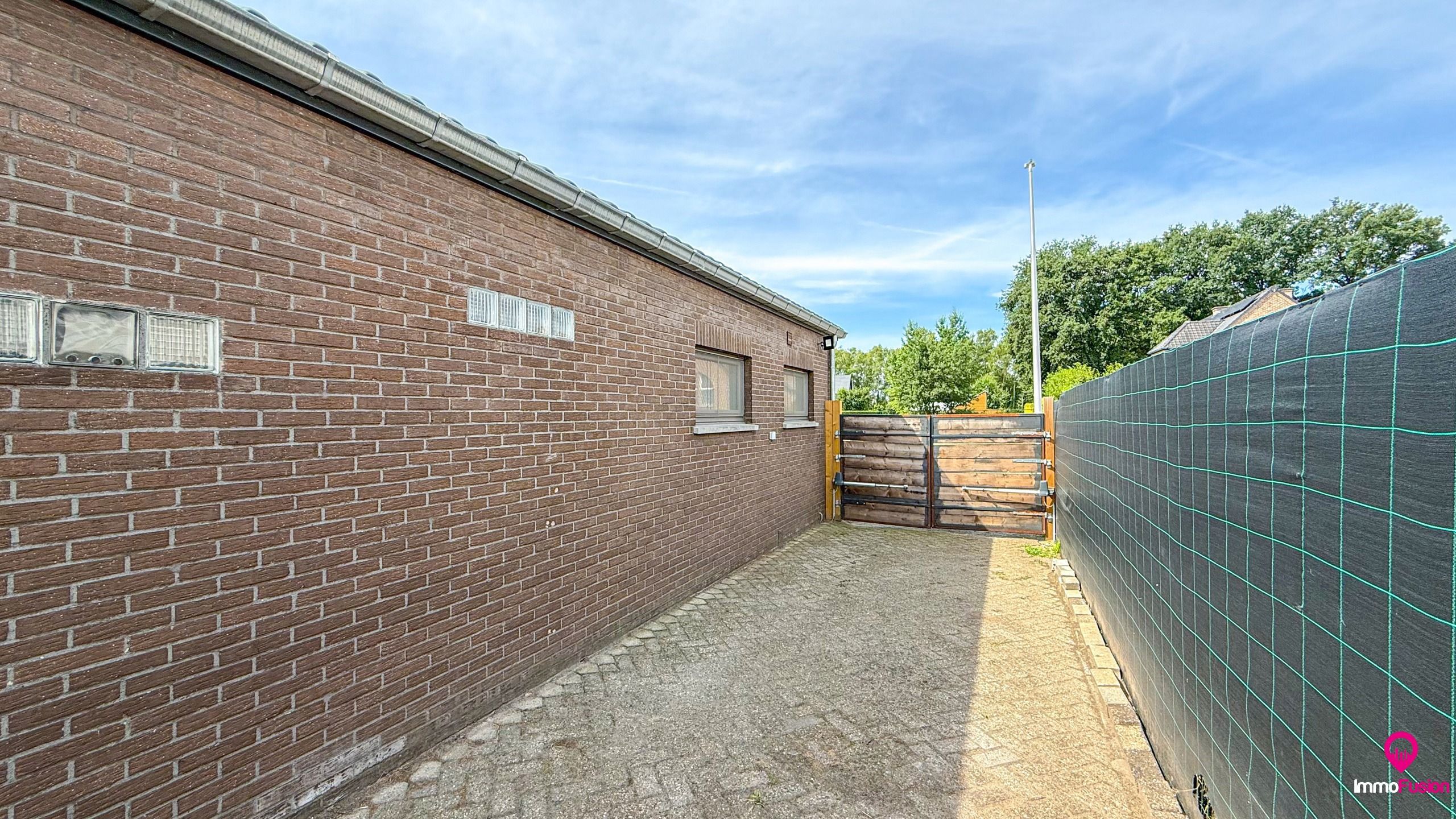 Instapklare gezinswoning met 4 slpks en mooie verzorgde tuin foto 33