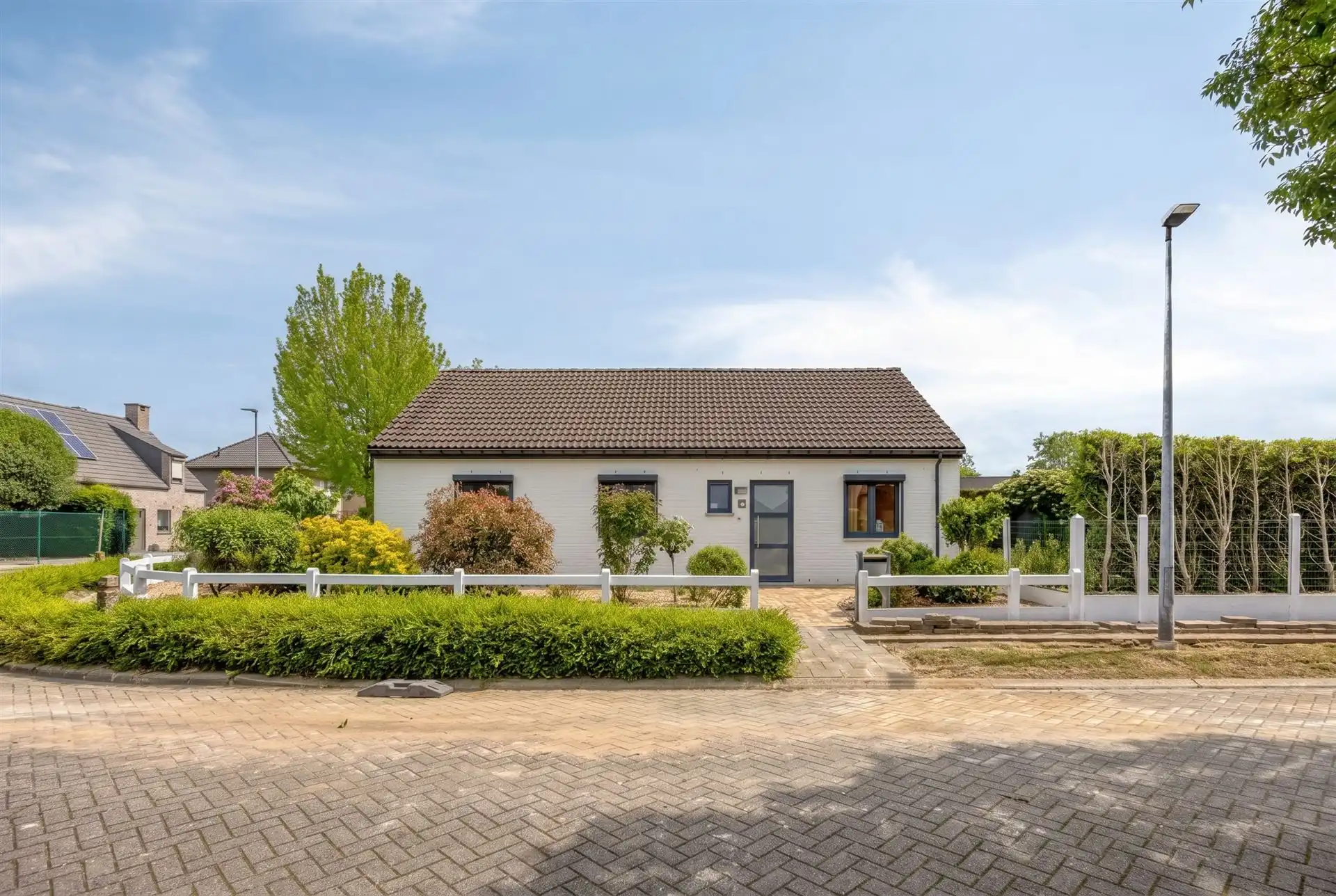 Instapklare laagbouwwoning met 3 slaapkamers en garage foto {{pictureIndex}}